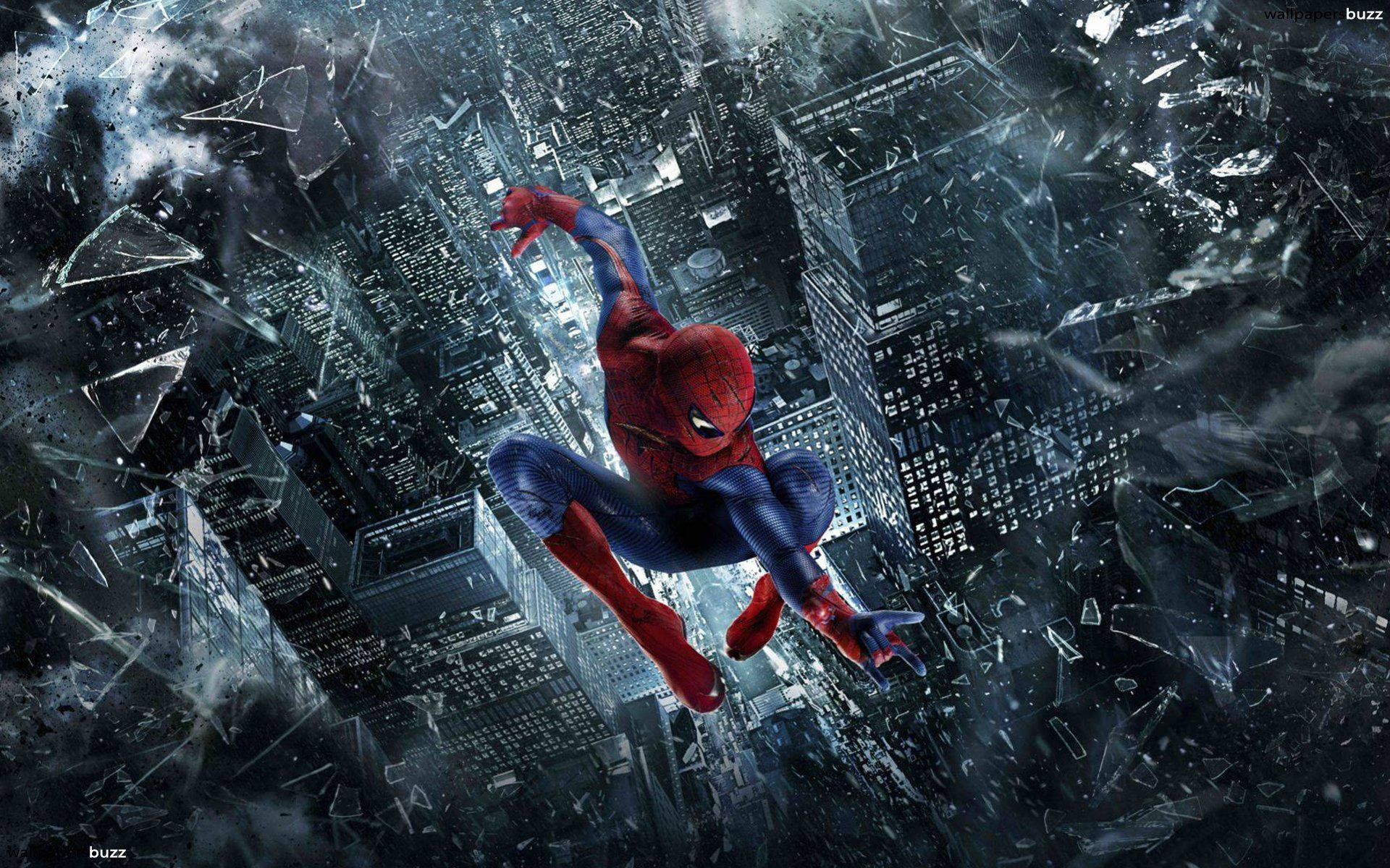 夜の街を背景に割れたガラスと共にアクションを繰り広げるスパイダーマン