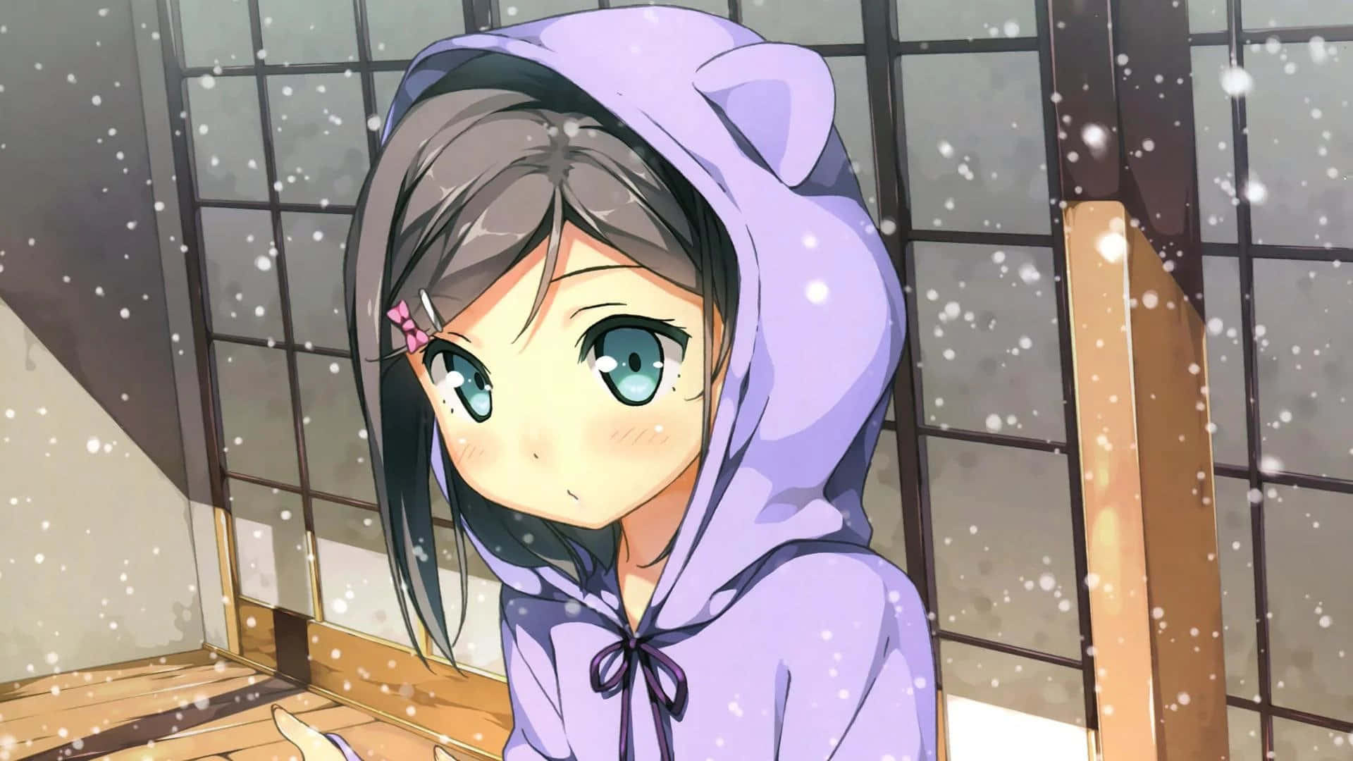 紫色のパーカーを着た少女が木の床に座っている 壁紙