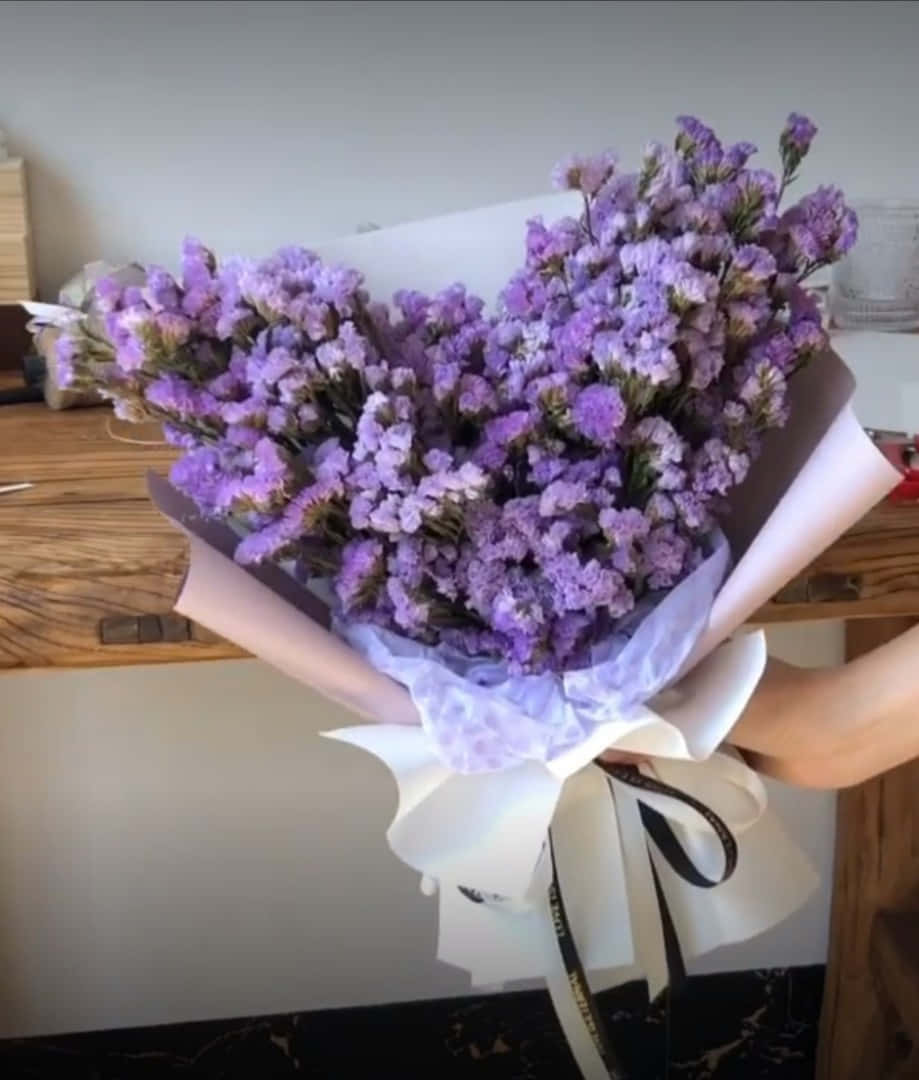 紫色の花束を手に持つ女性 壁紙