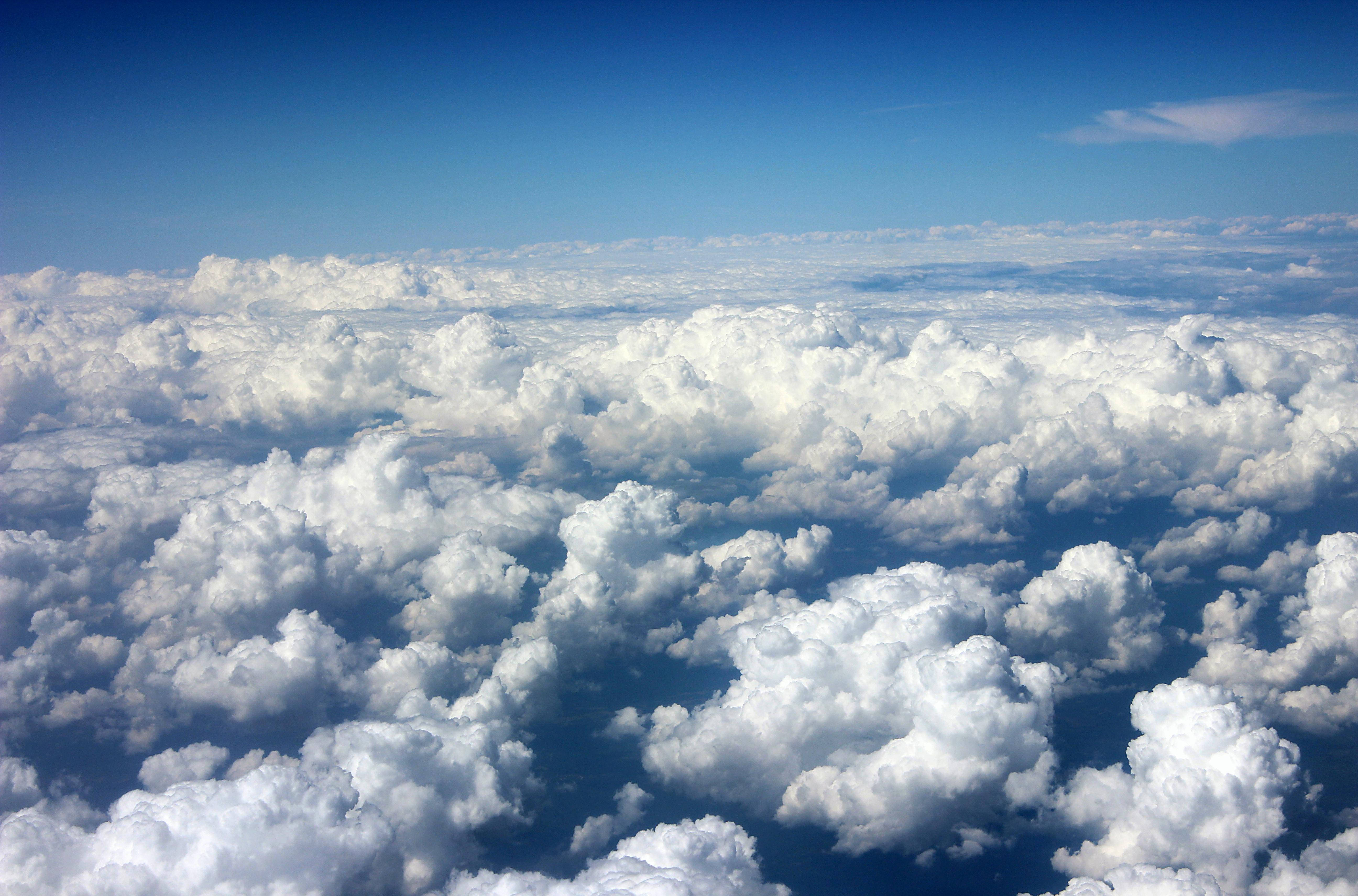 綿のような雲の美しい景色 壁紙