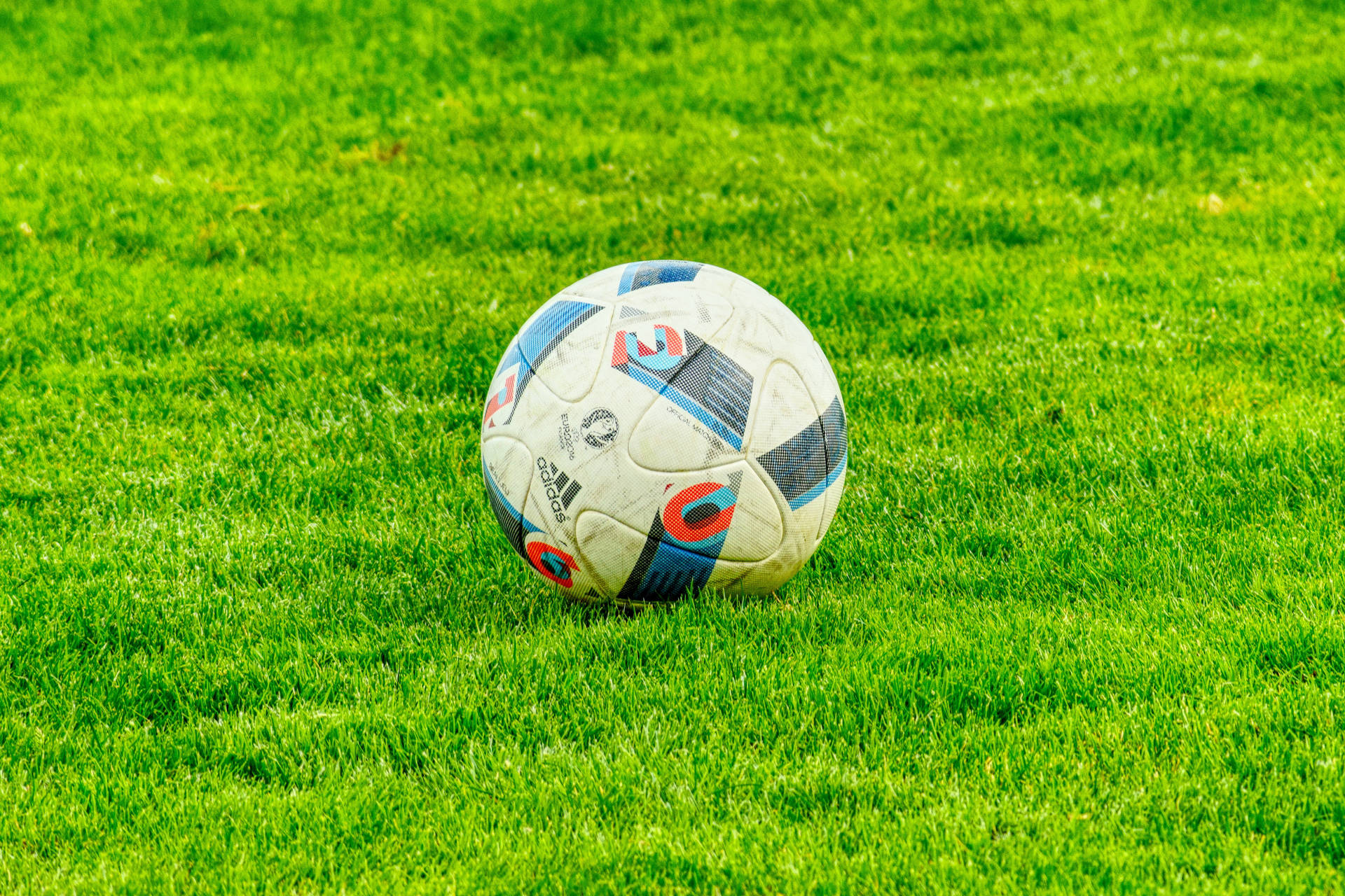 緑のフィールドのサッカークローズアップ写真壁紙。
