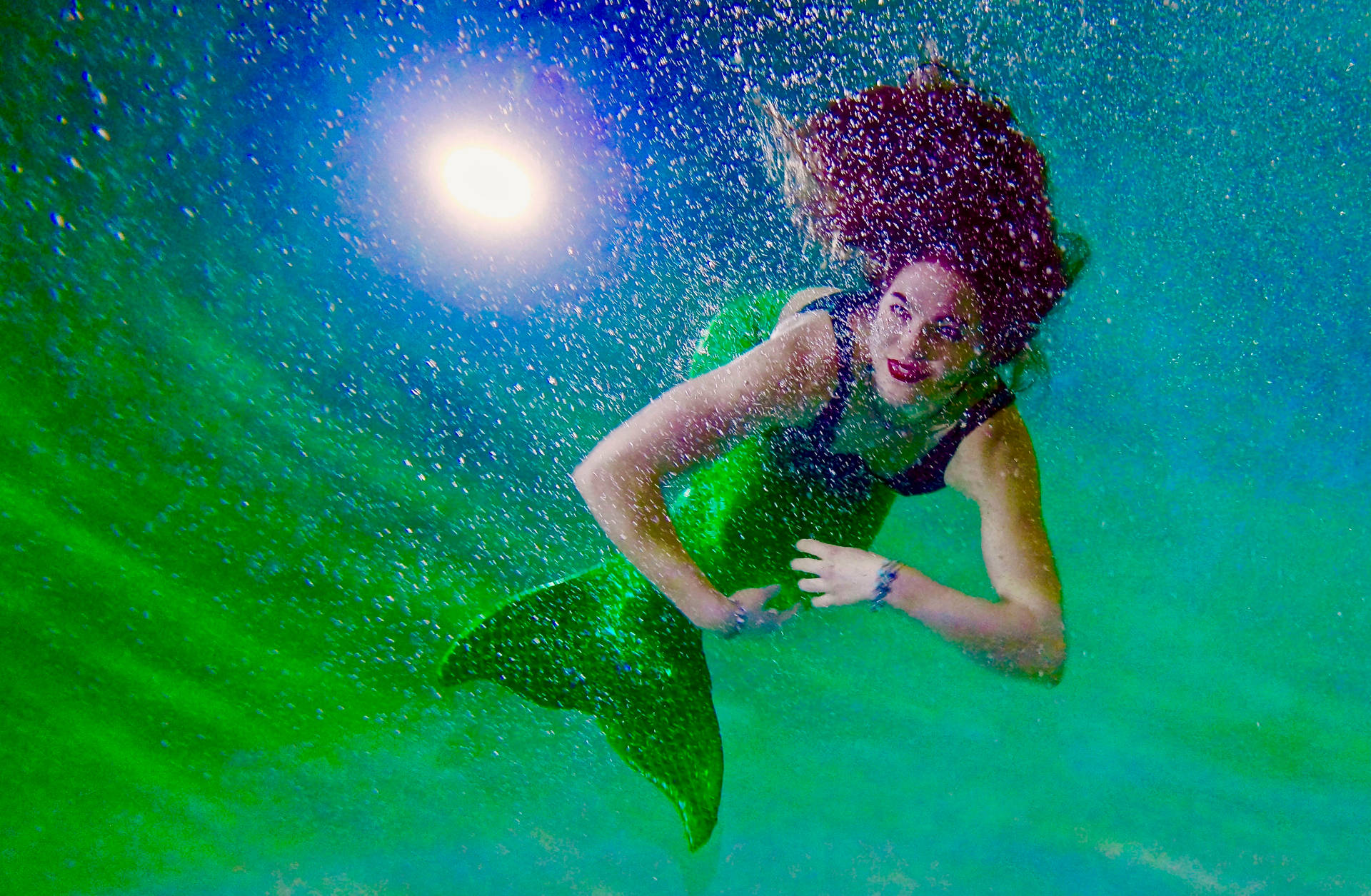 緑の水中の人魚の女性の壁紙。