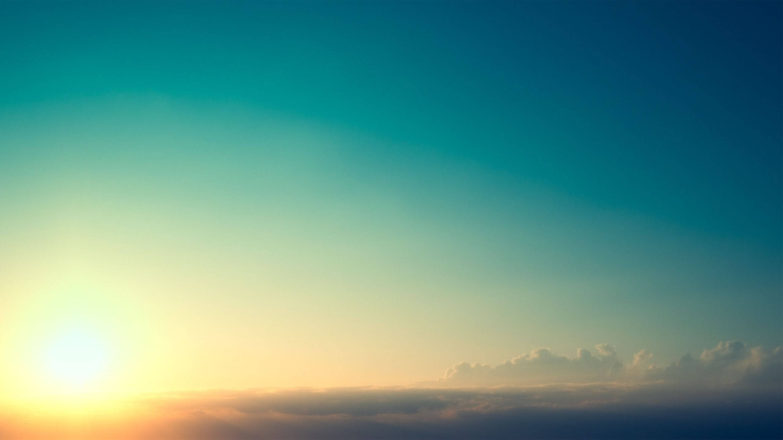 緑の空と太陽 壁紙