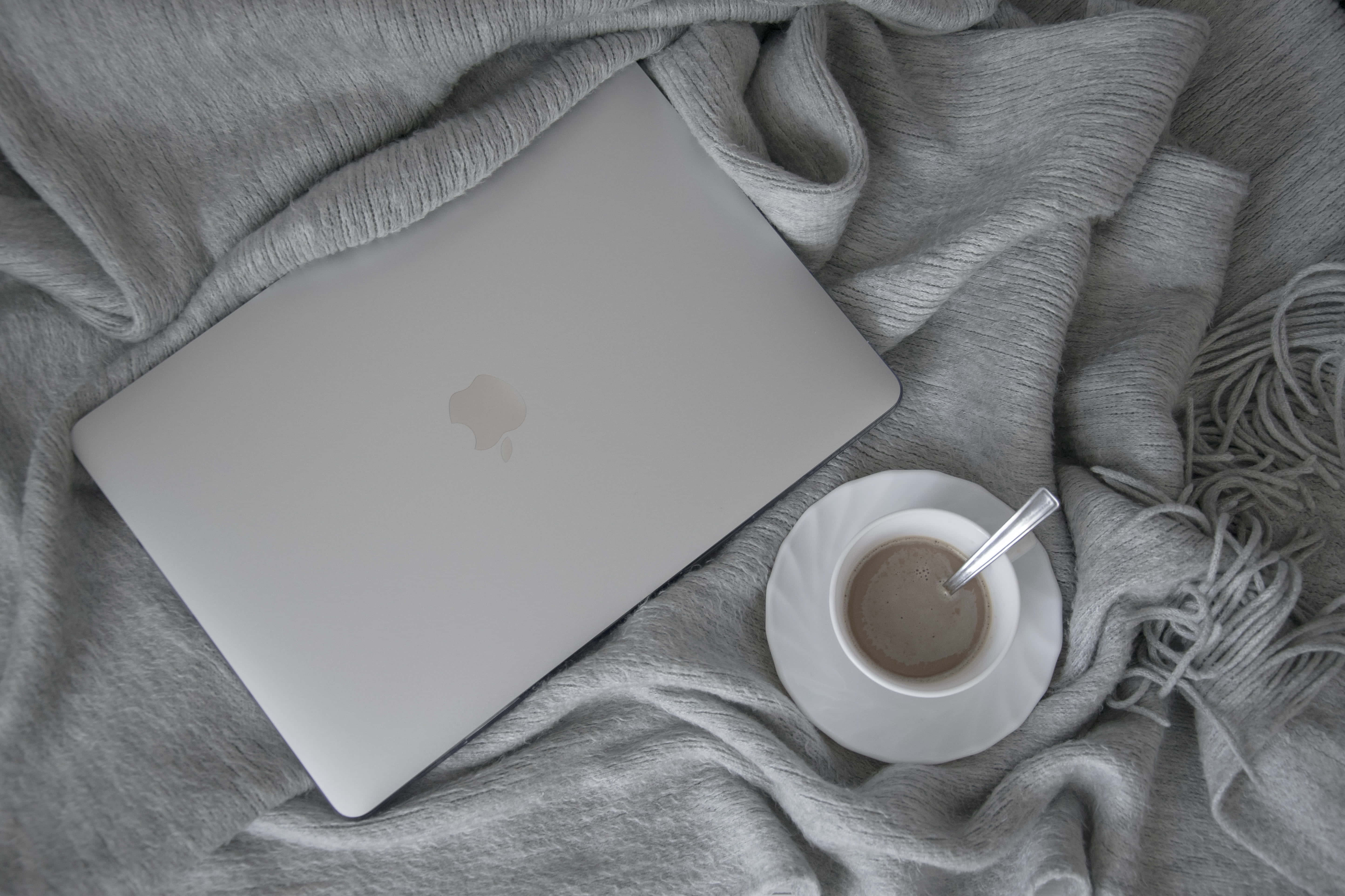 美しいAesthetic Macbookの景色を楽しむ 壁紙