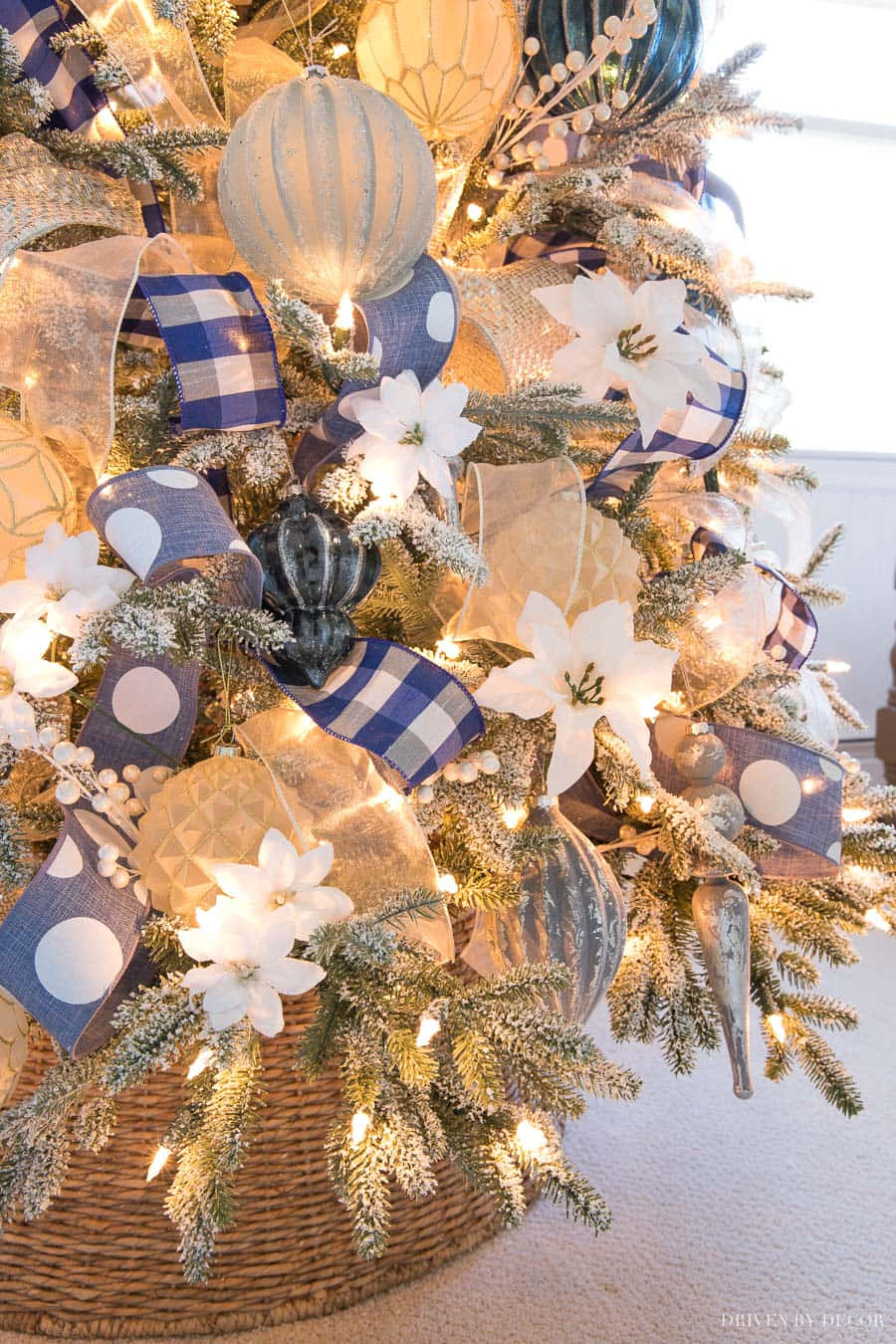 美しいクリスマスシーンでホリデーの喜びを体験してください。 壁紙