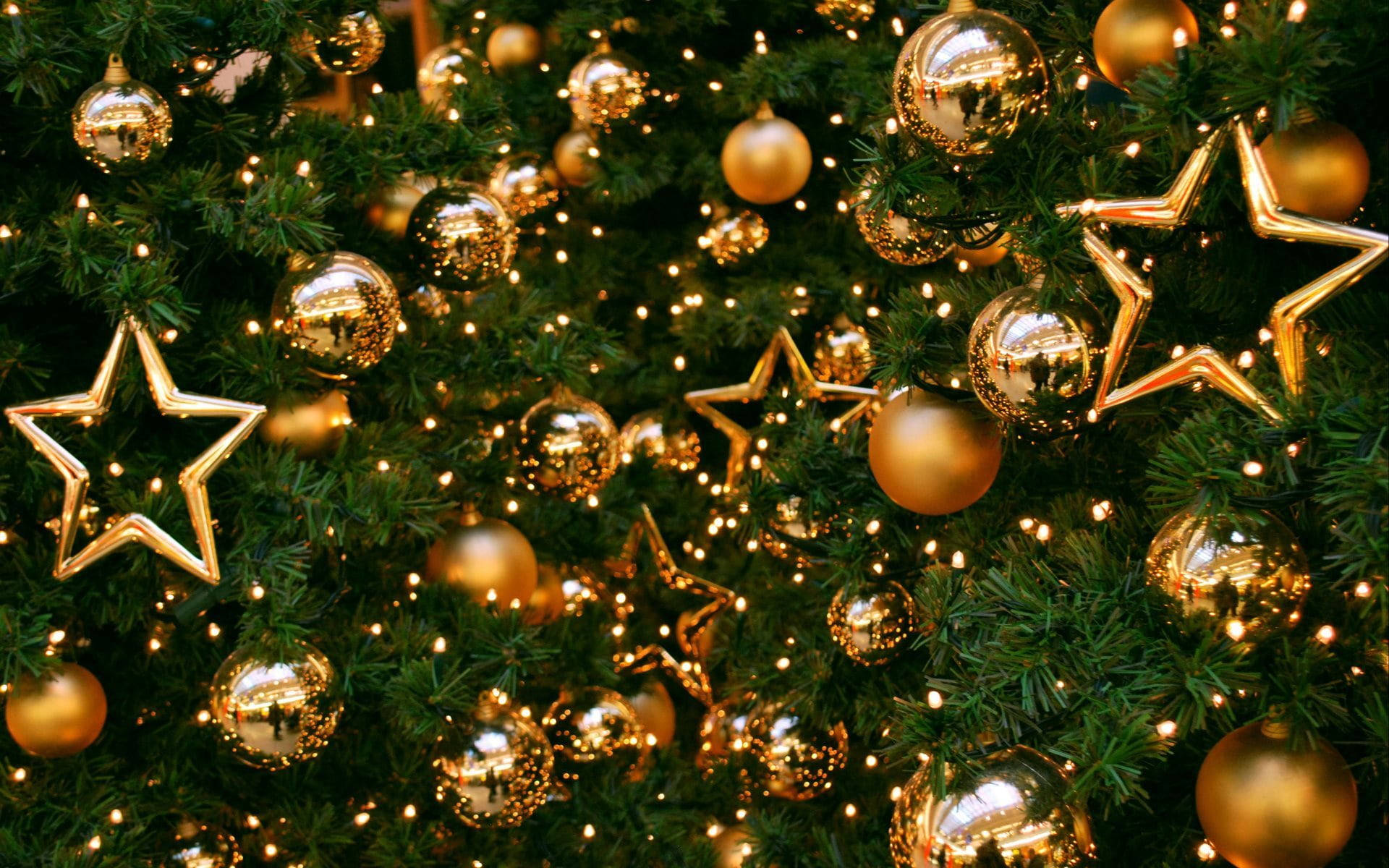 美しいクリスマスツリーのゴールドデコレーション 壁紙