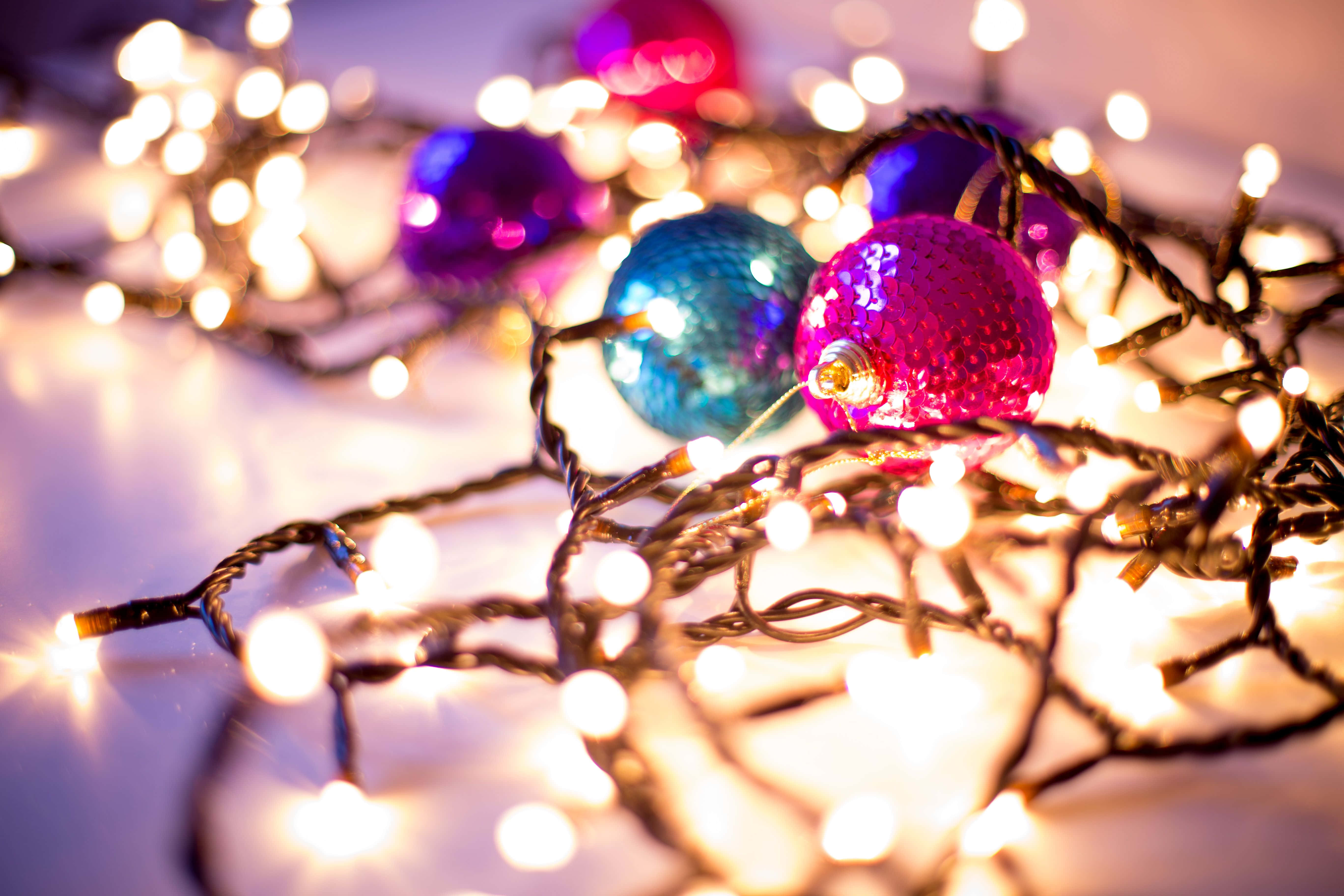 美しいクリスマスライトでホリデーシーズンを楽しもう！ 壁紙