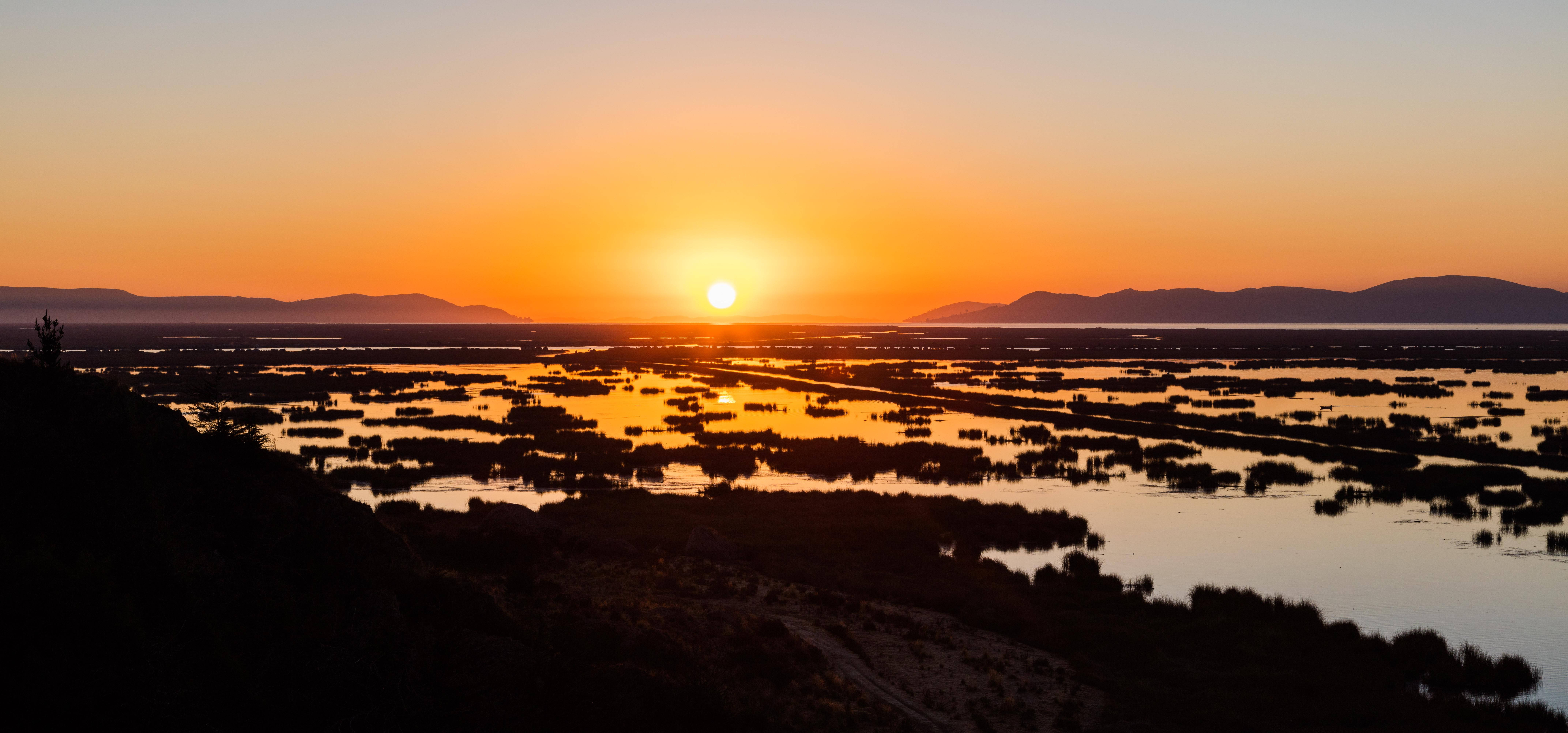 美しいチチカカ湖の夕日 壁紙