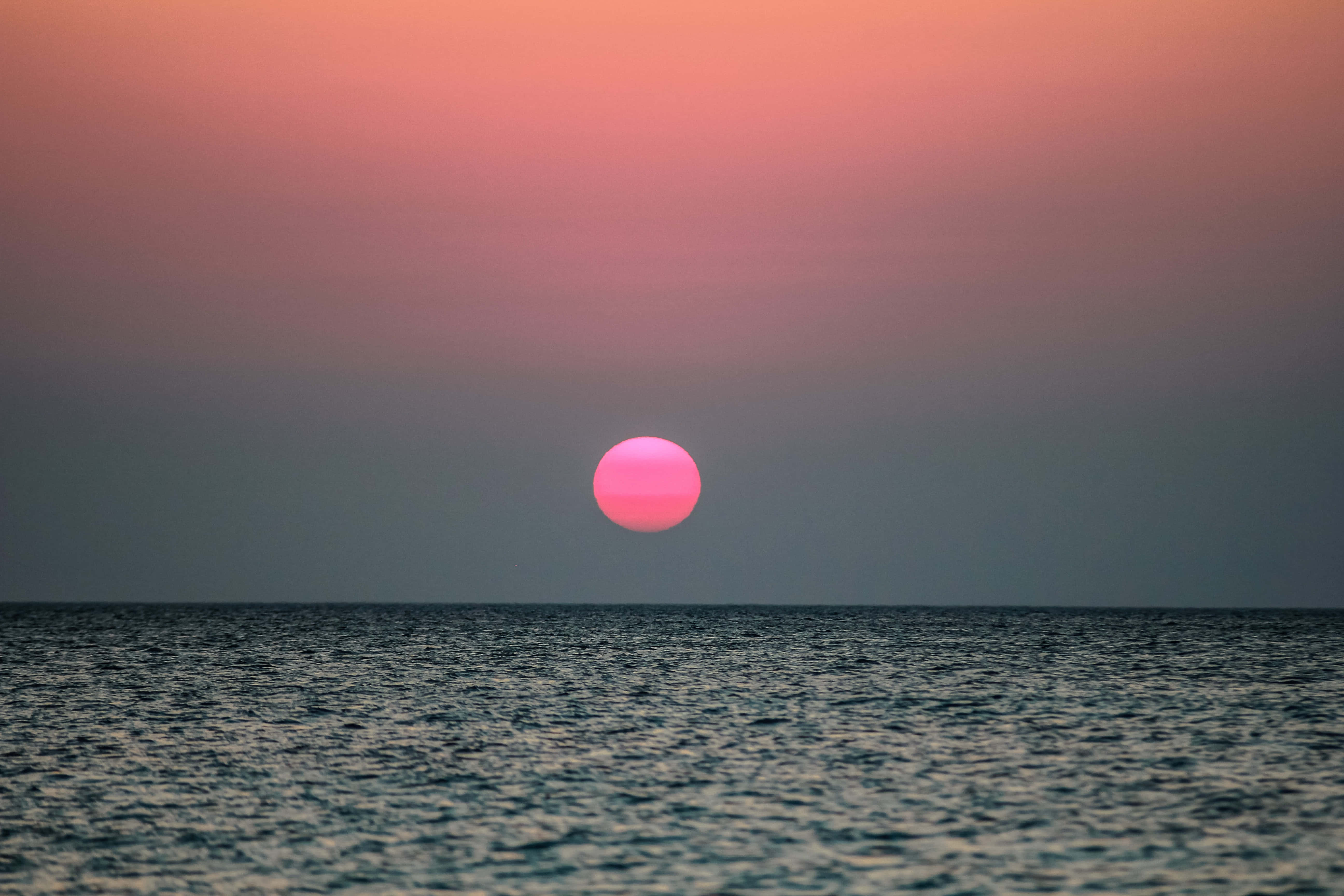 美しい夕日が空を暖かな色に染める風景。 壁紙