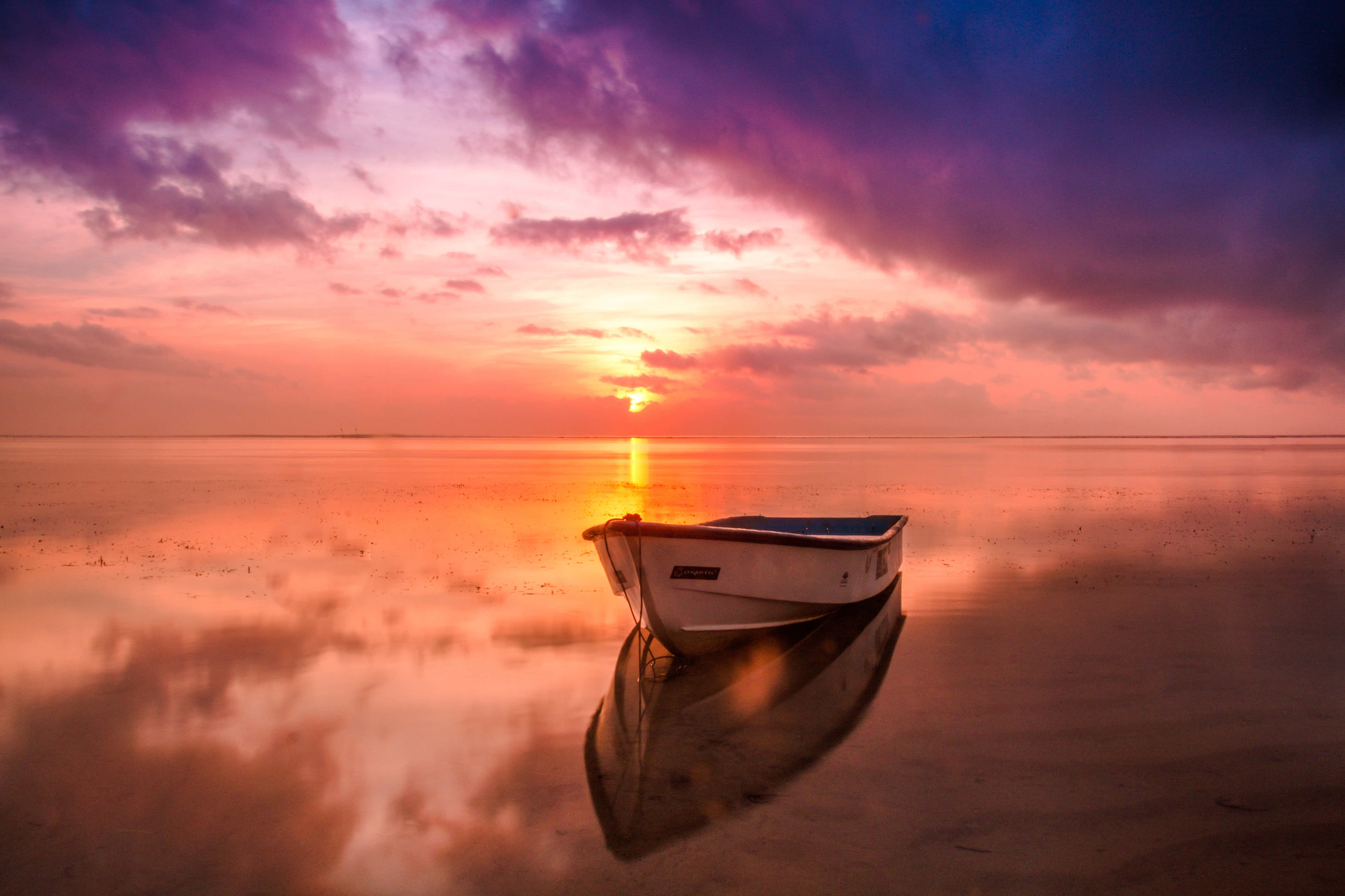 美しい夕日が静かな湖に映る風景 壁紙