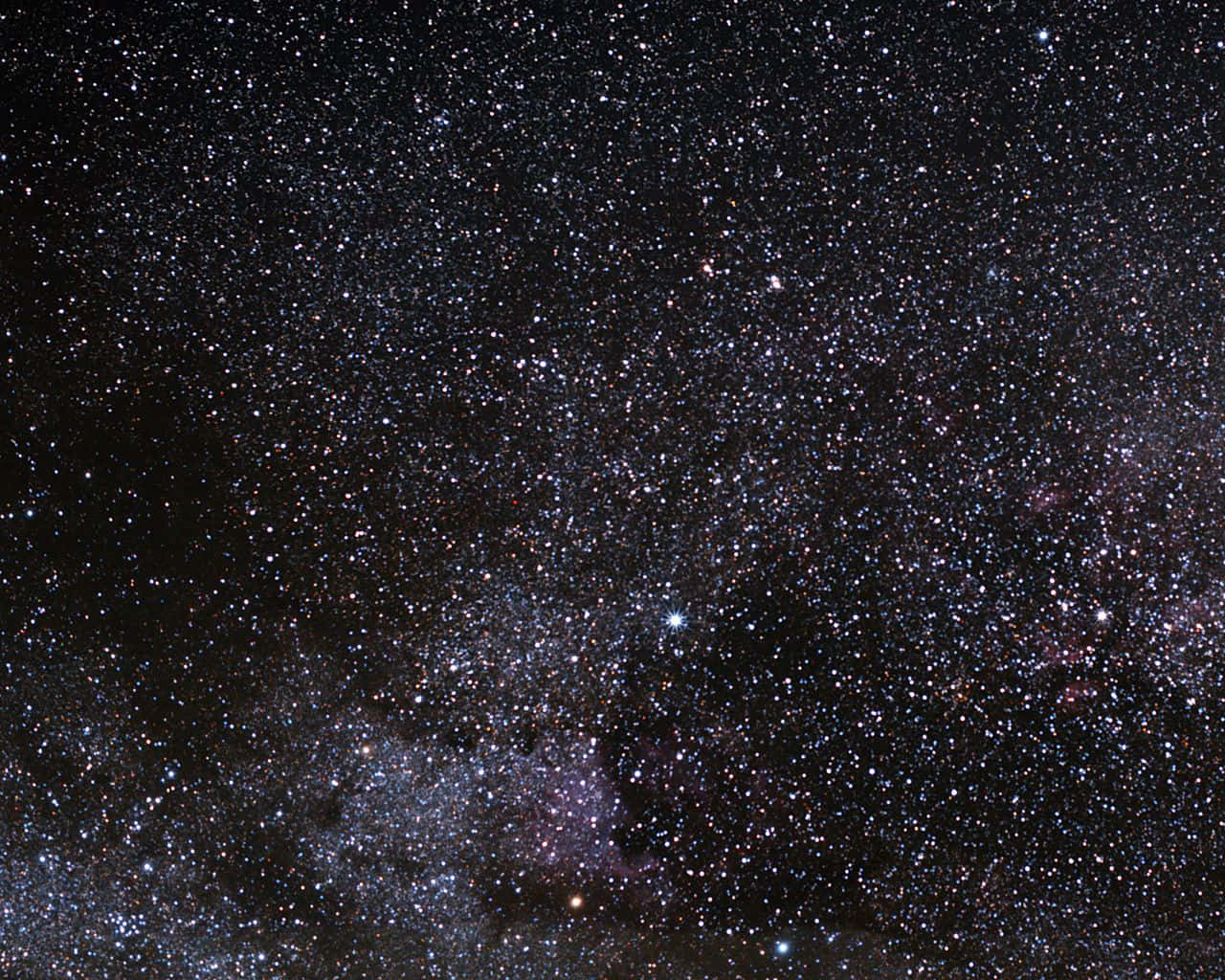 美しい星空の背景に包まれて夜の世界に迷い込む 壁紙