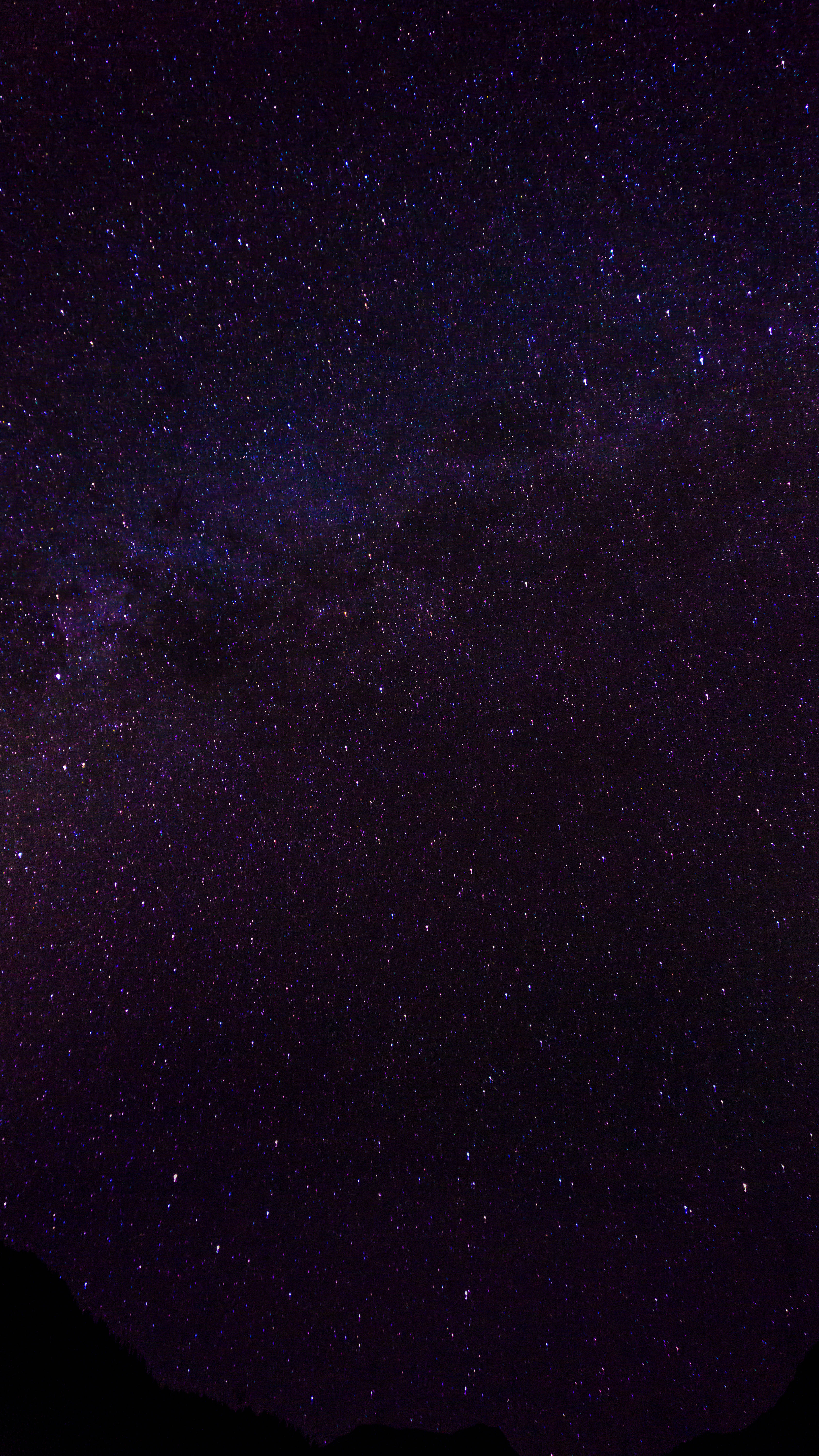 美しい暗紫色の銀河 in space 壁紙