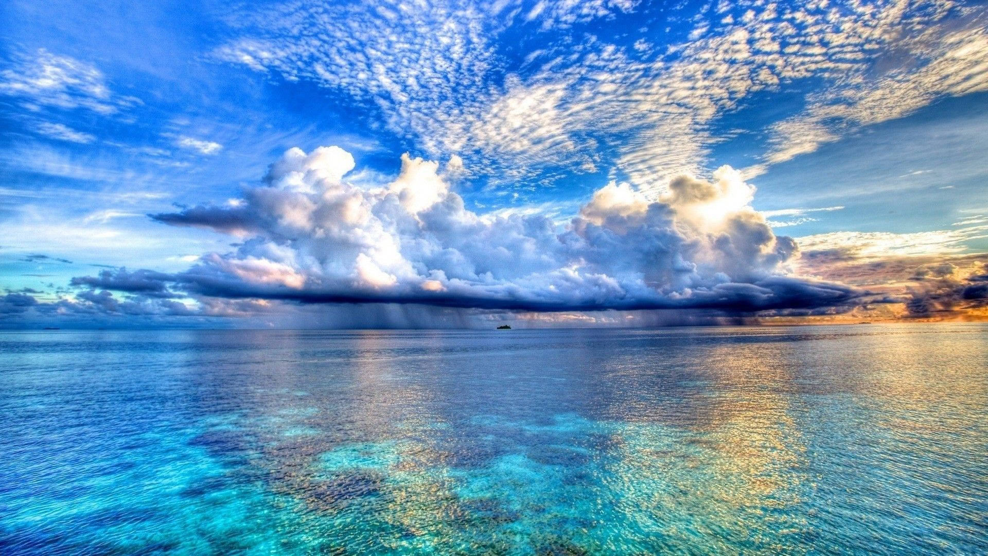 美しい海と曇り空 壁紙