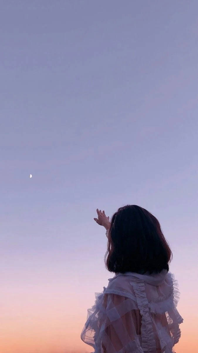 美しい空を背景にした電話の少女 壁紙