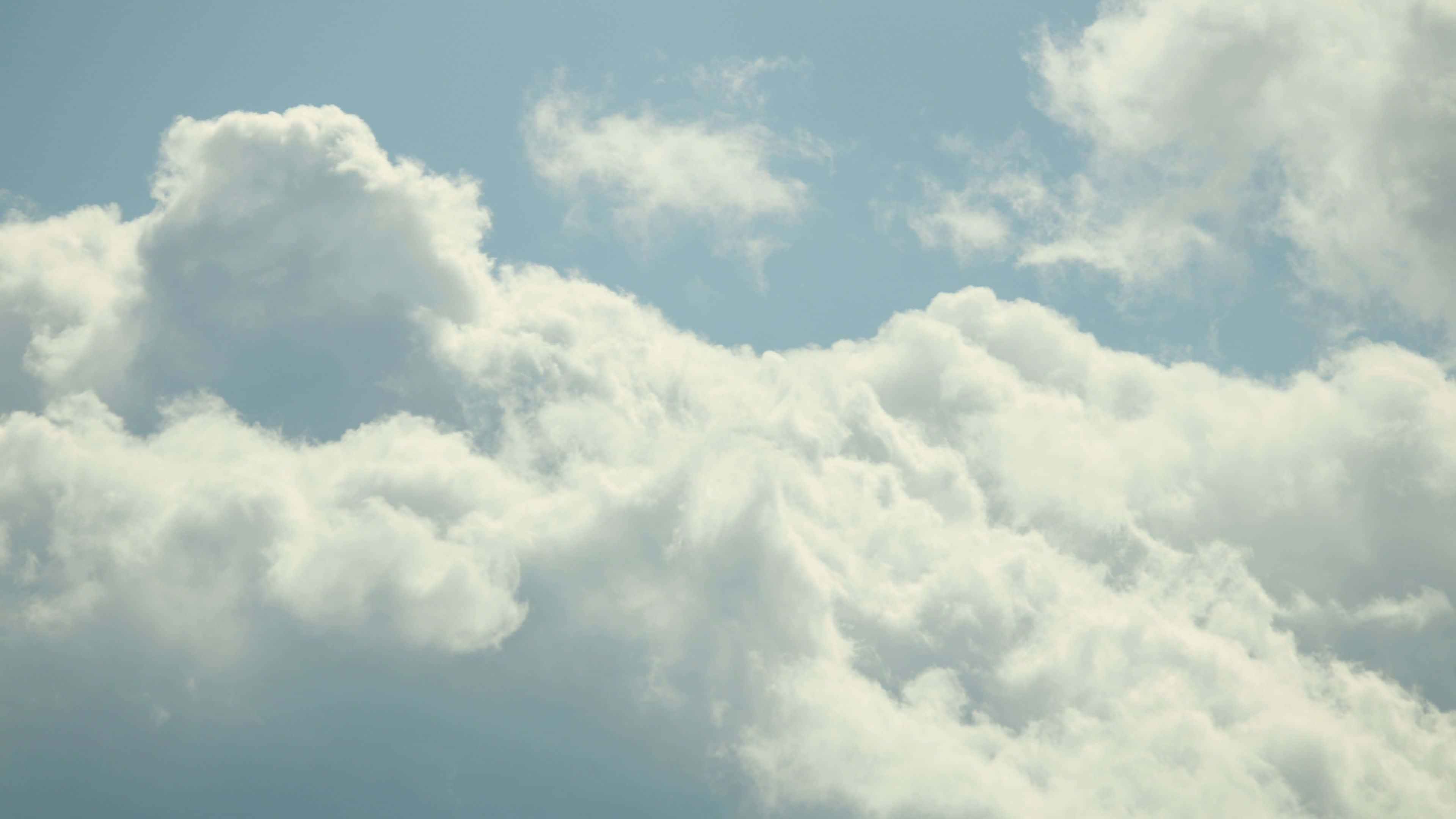 美しい雲景：静けさと安らぎの調和 壁紙