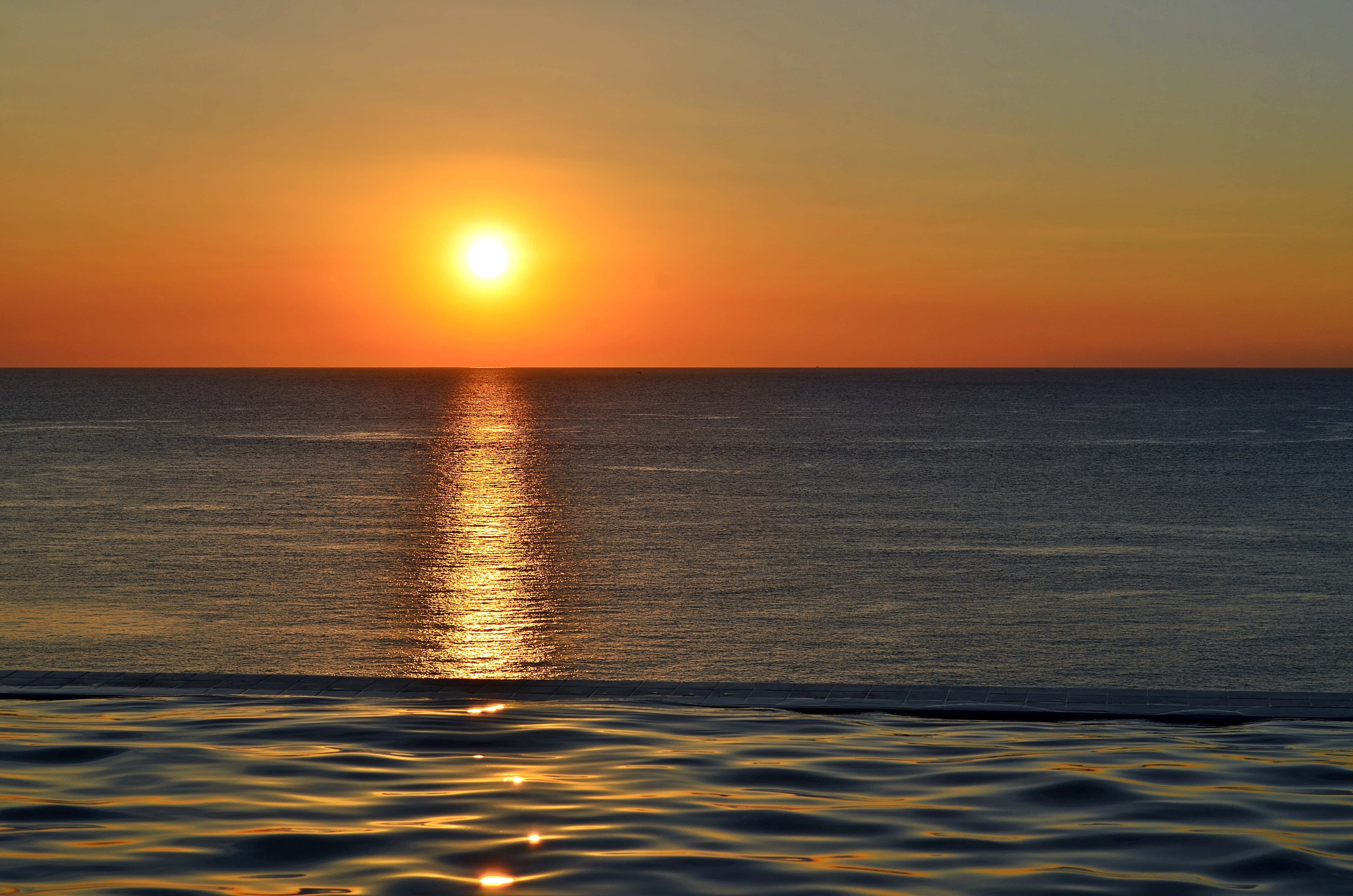 自然の美しさを思い出させる美しい夕日 壁紙