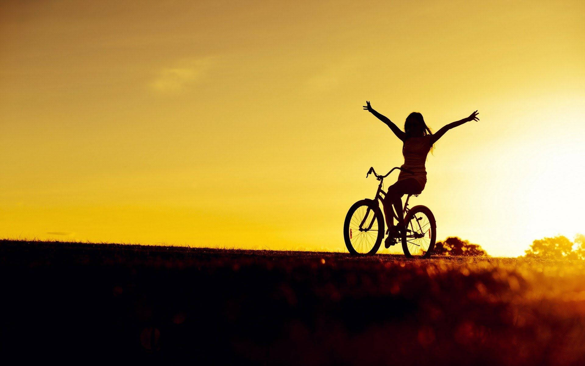 自転車好きのシルエットと夕日 壁紙