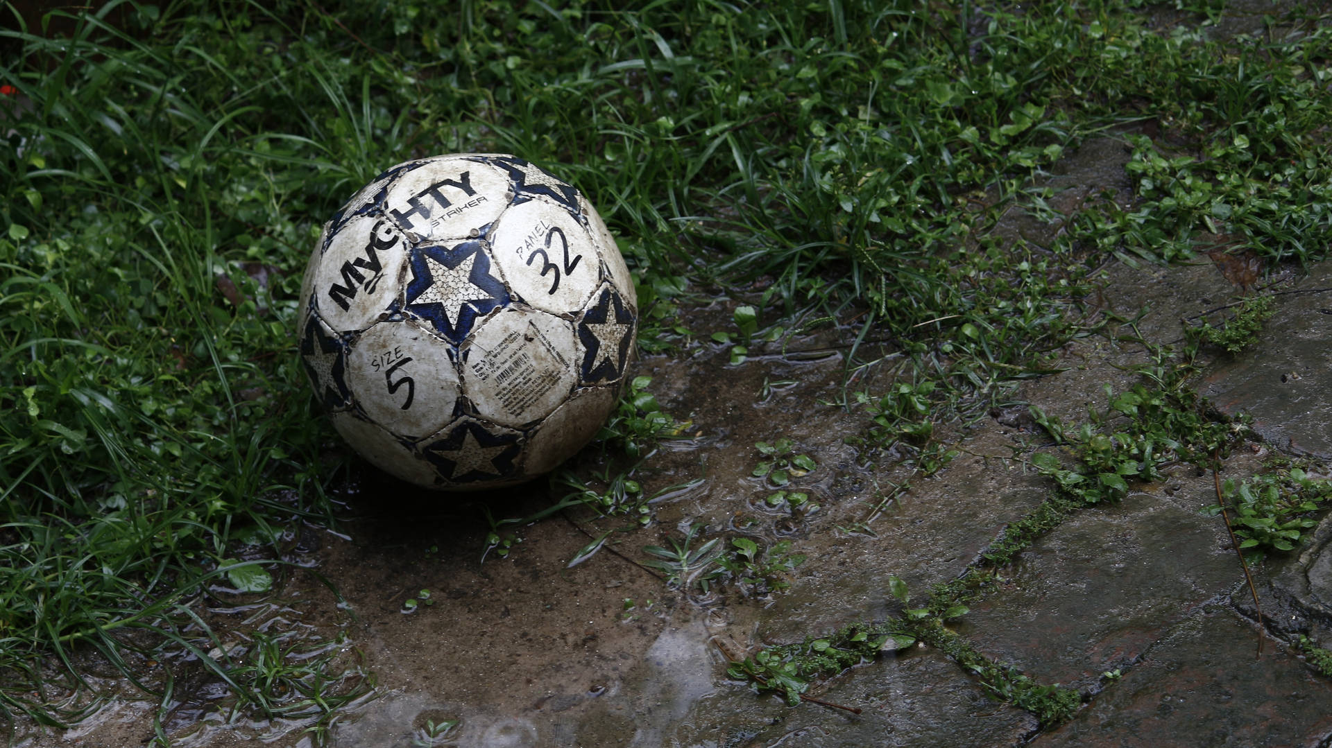 泥だらけのサッカーボール 水たまり 緑の芝生 デスクトップ壁紙