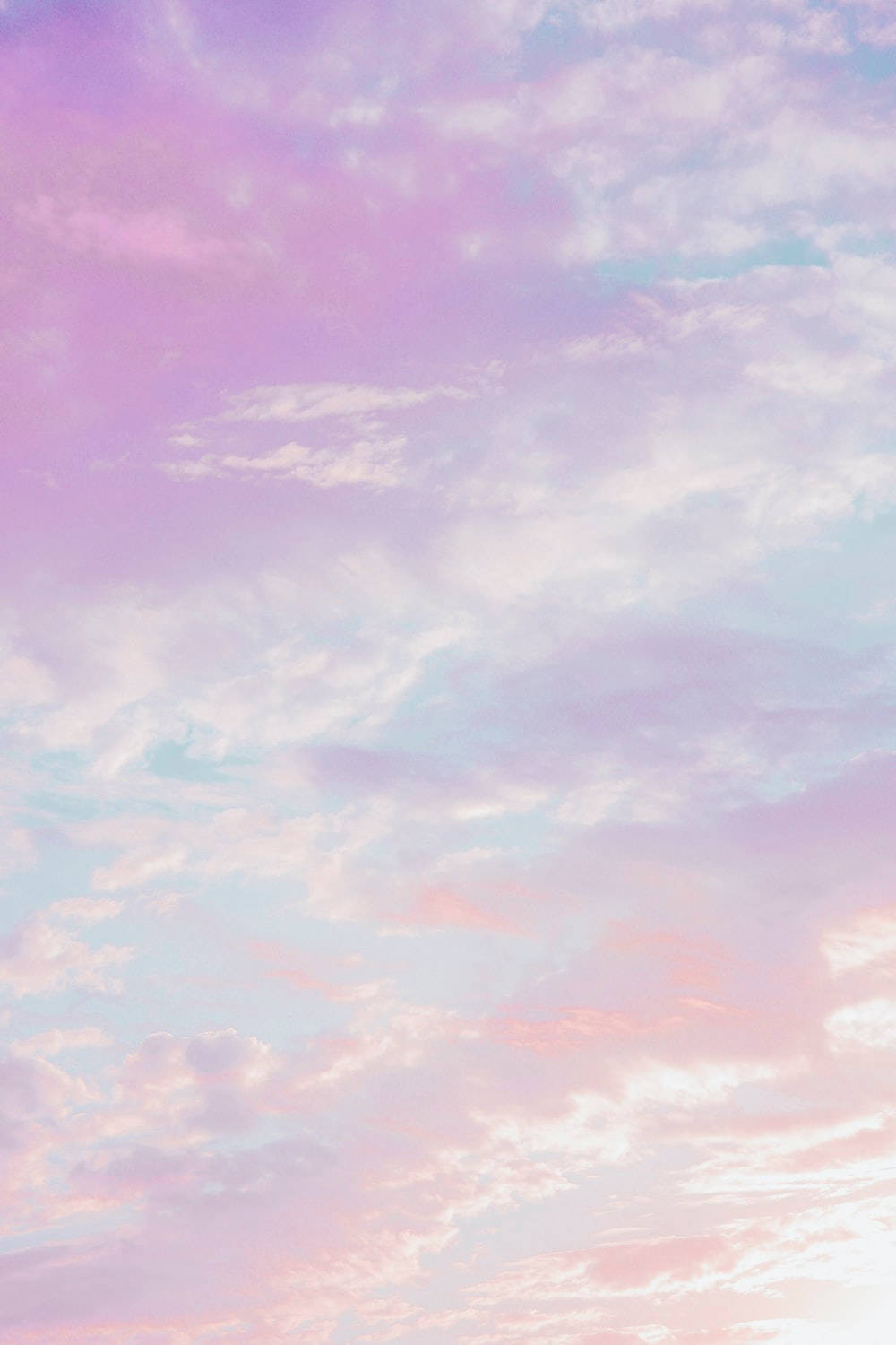 薄紫の雲が美しい空 壁紙