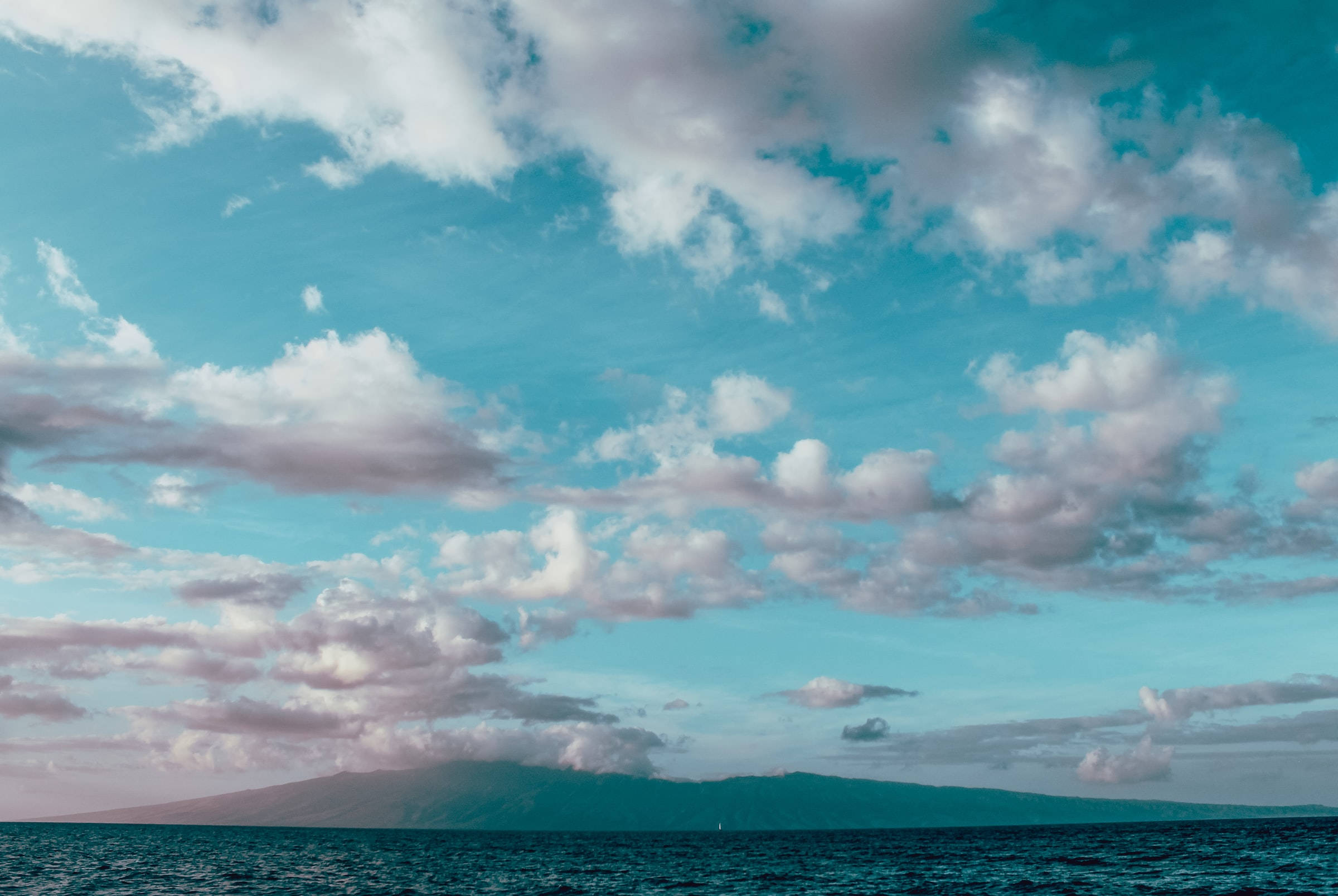薄青い海と曇り空 壁紙