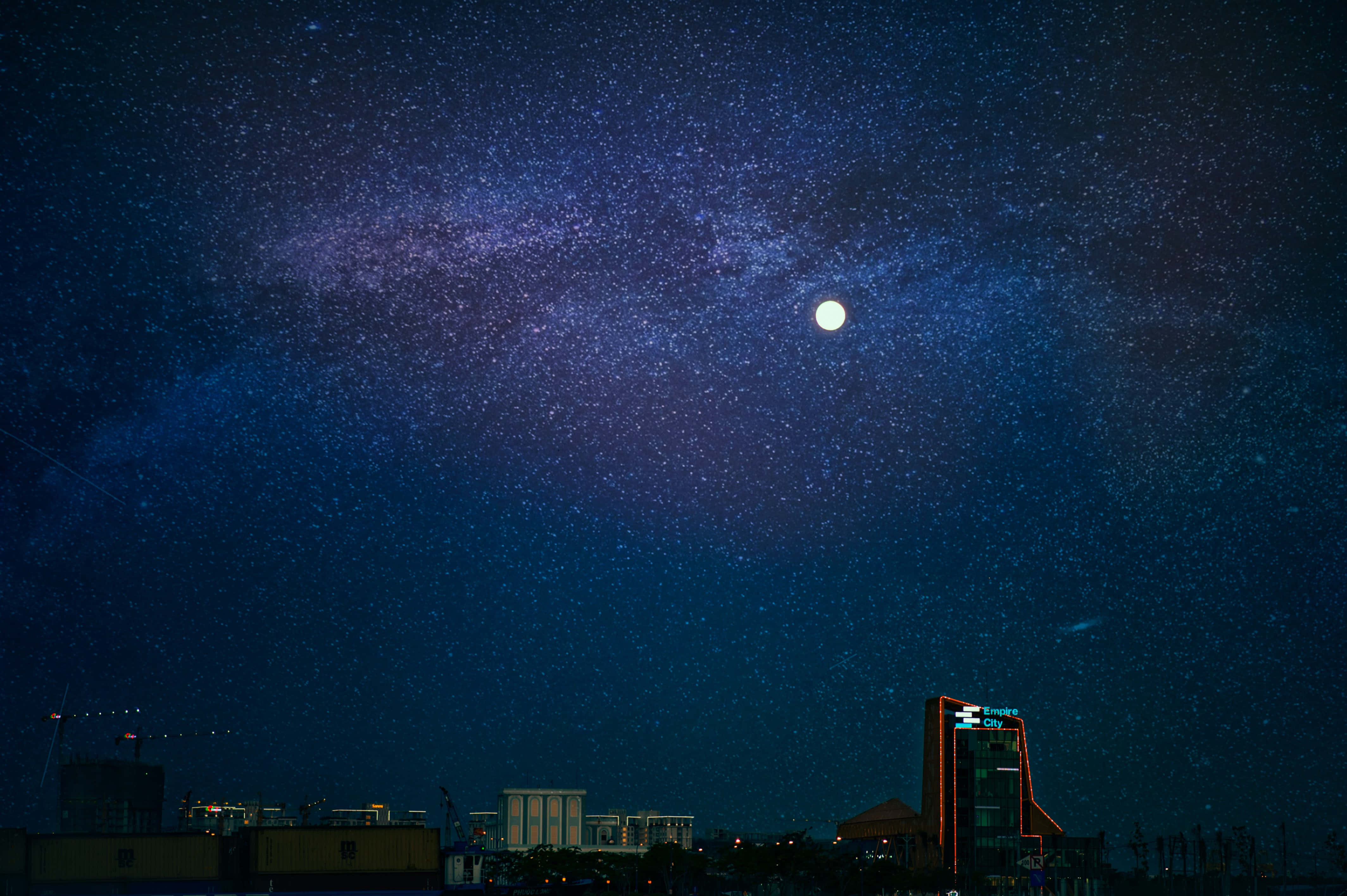 街と月の夜空の写真 壁紙