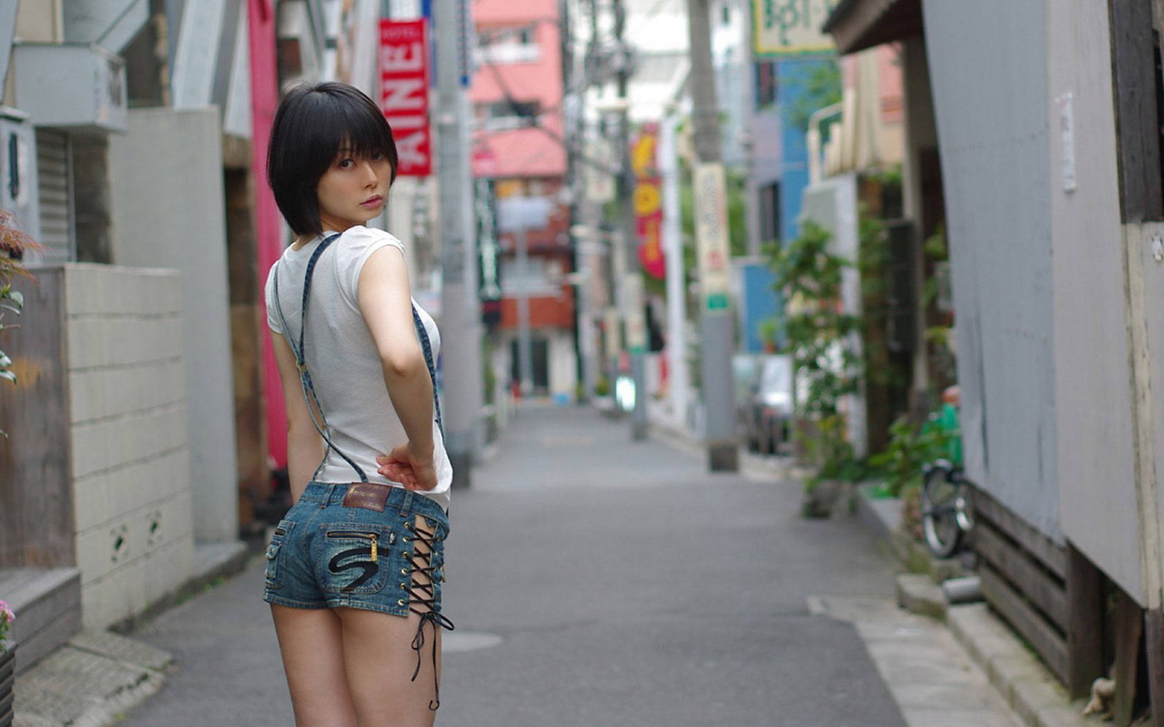 街角の日本人女性 壁紙