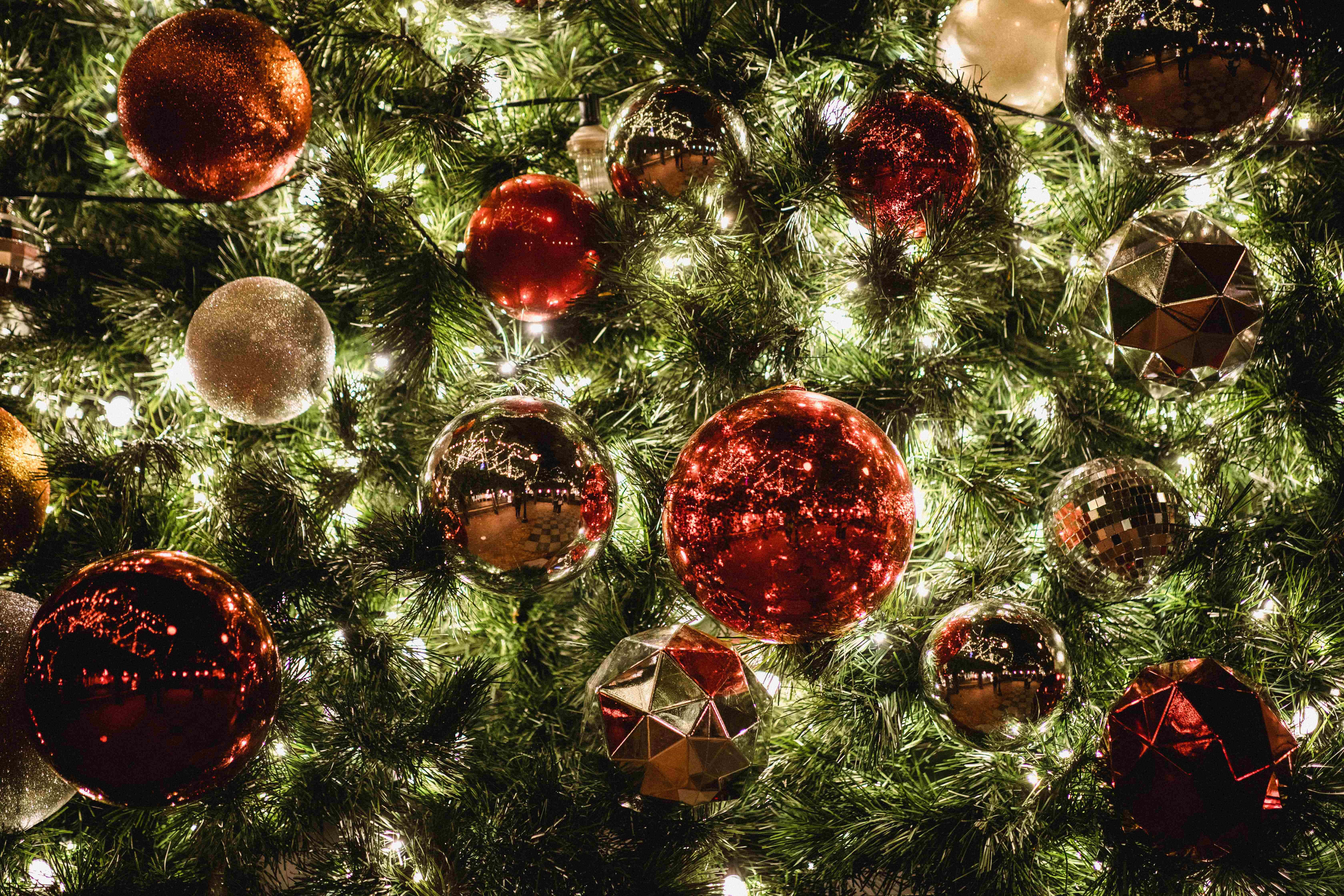 装飾されたクリスマスツリーの接写背景 壁紙