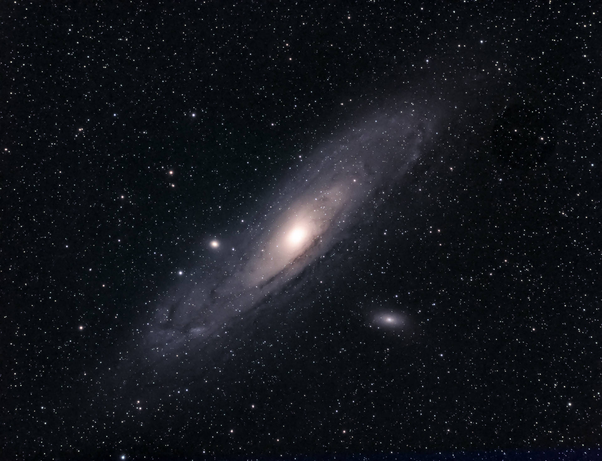 渦巻く宇宙の天の川銀河の壁紙