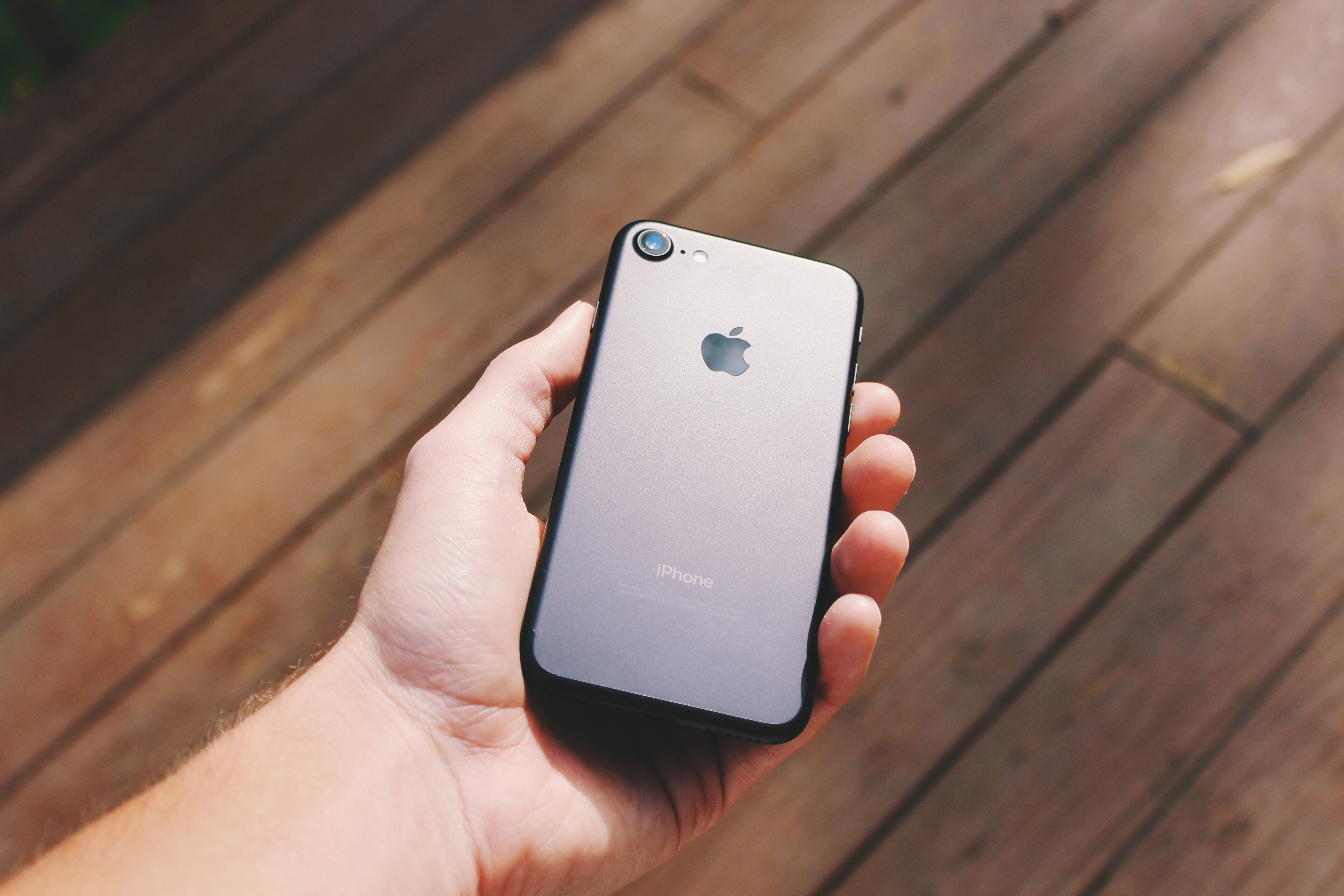 見事な背景と共に映える洗練されたiPhone 8 壁紙