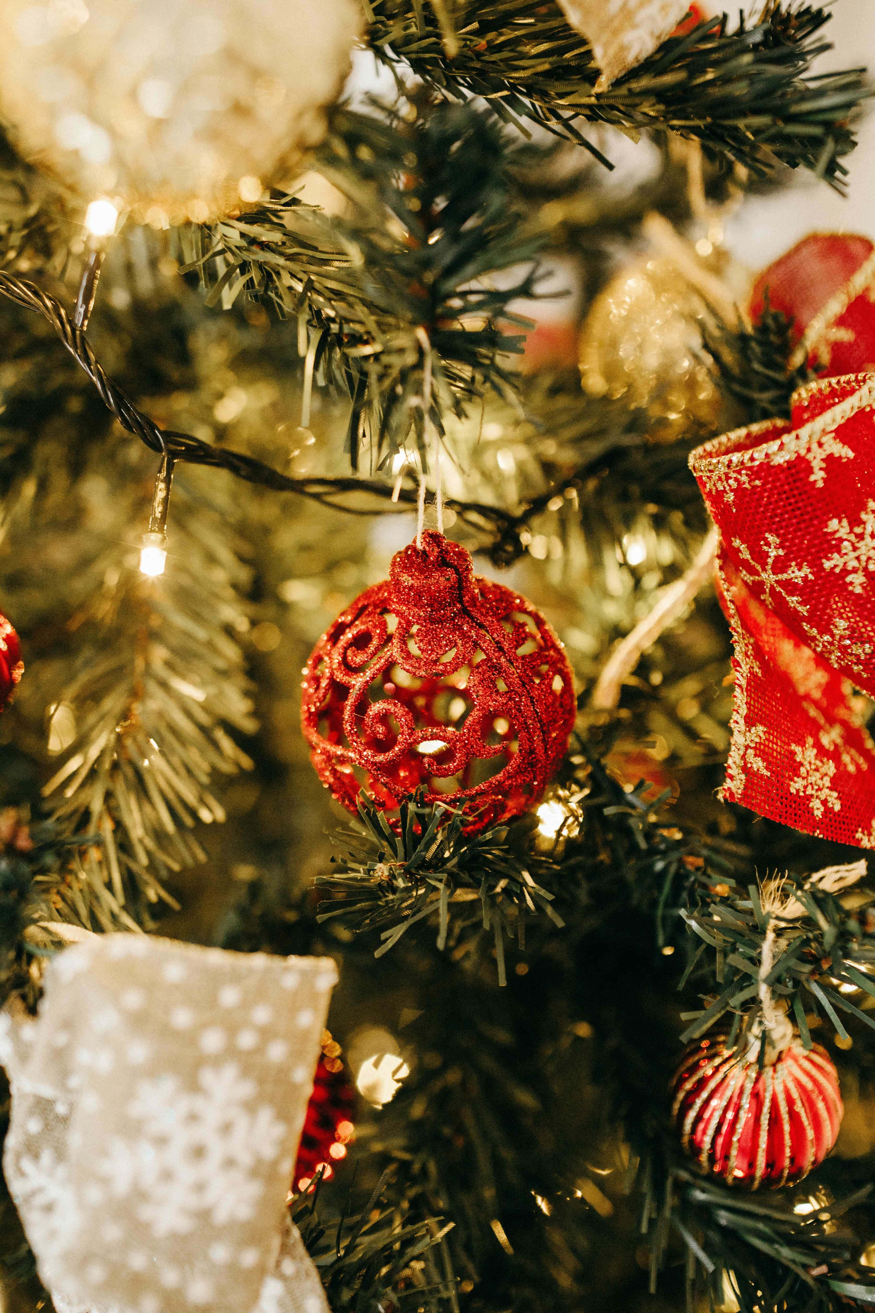 赤いオーナメントが飾られたクリスマスツリーのフォト背景 壁紙