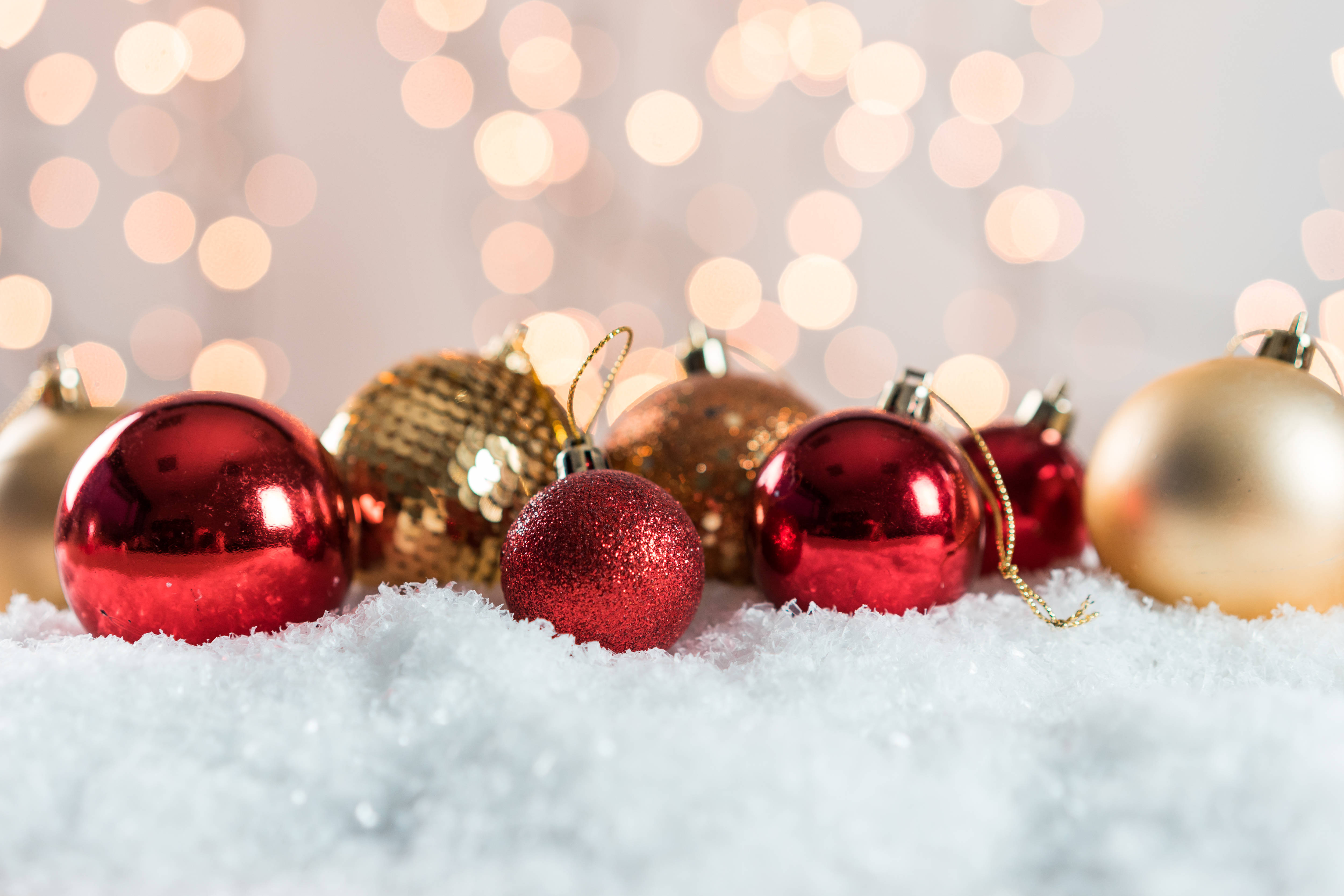 赤いクリスマスツリーの飾り 壁紙