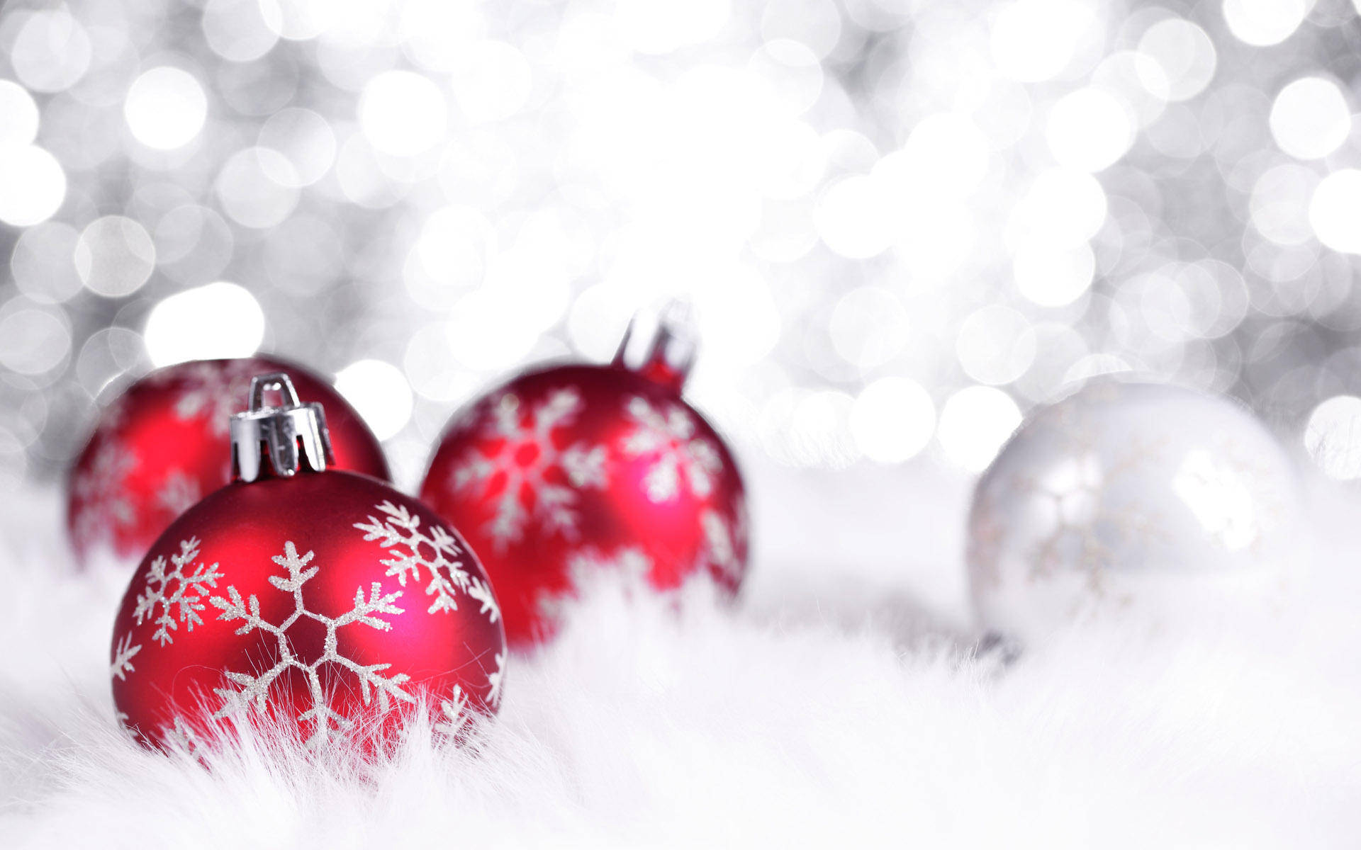赤いクリスマスボールのワイドスクリーン 壁紙