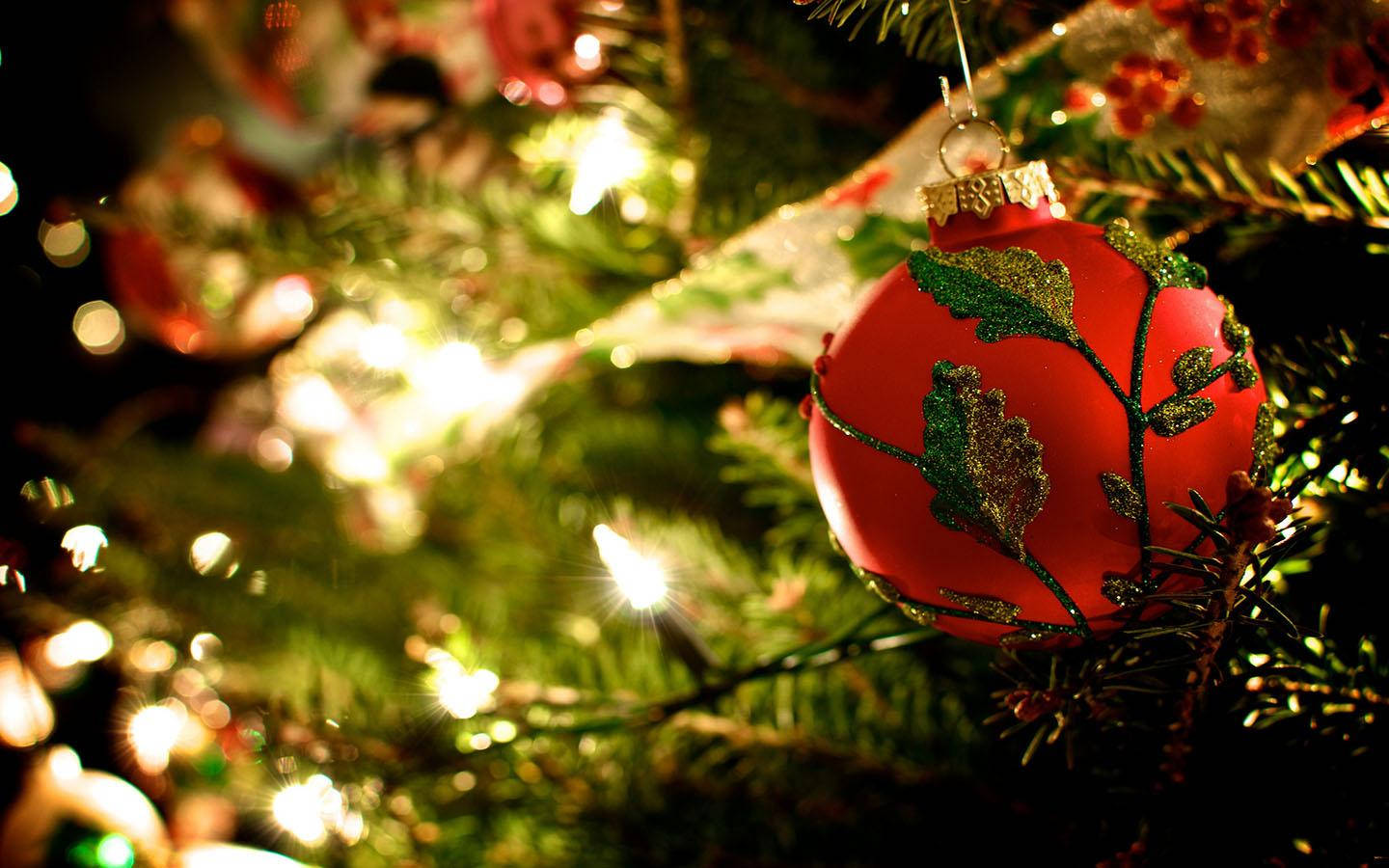 赤いボールとクリスマスライトの壁紙。 — クリスマス GIF 壁紙