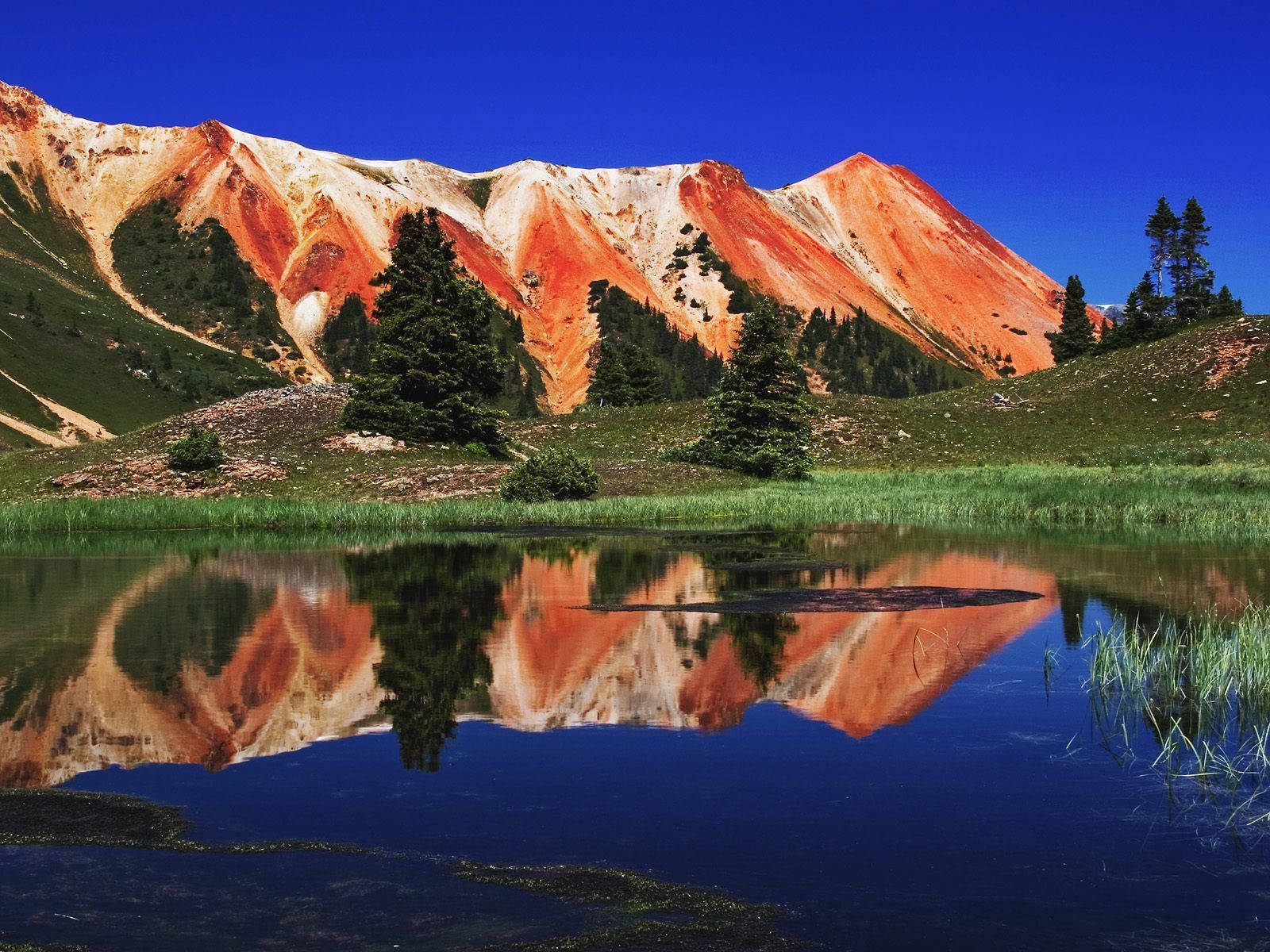 赤い山と湖 壁紙