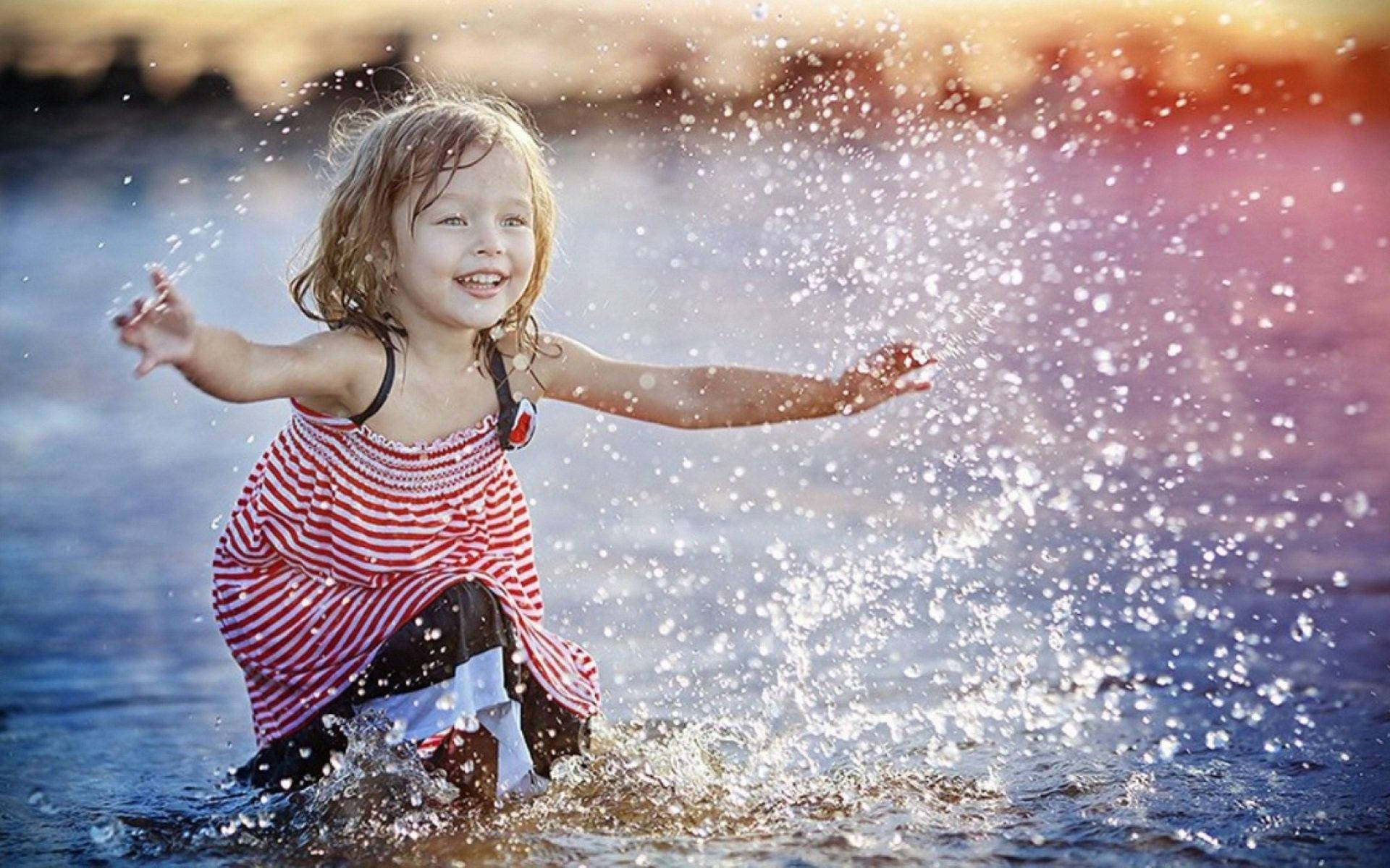 赤ちゃんの女の子が水遊び 壁紙