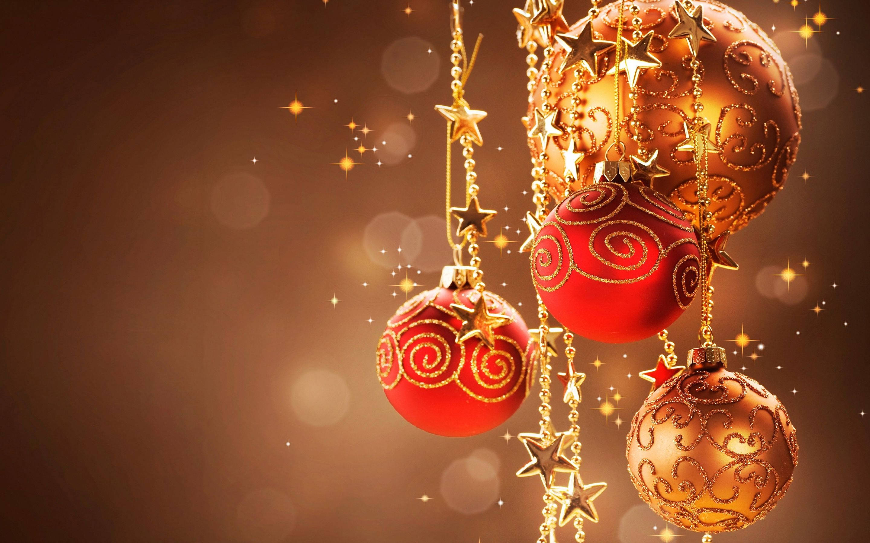 赤と金の華やかなクリスマスボール飾り 壁紙