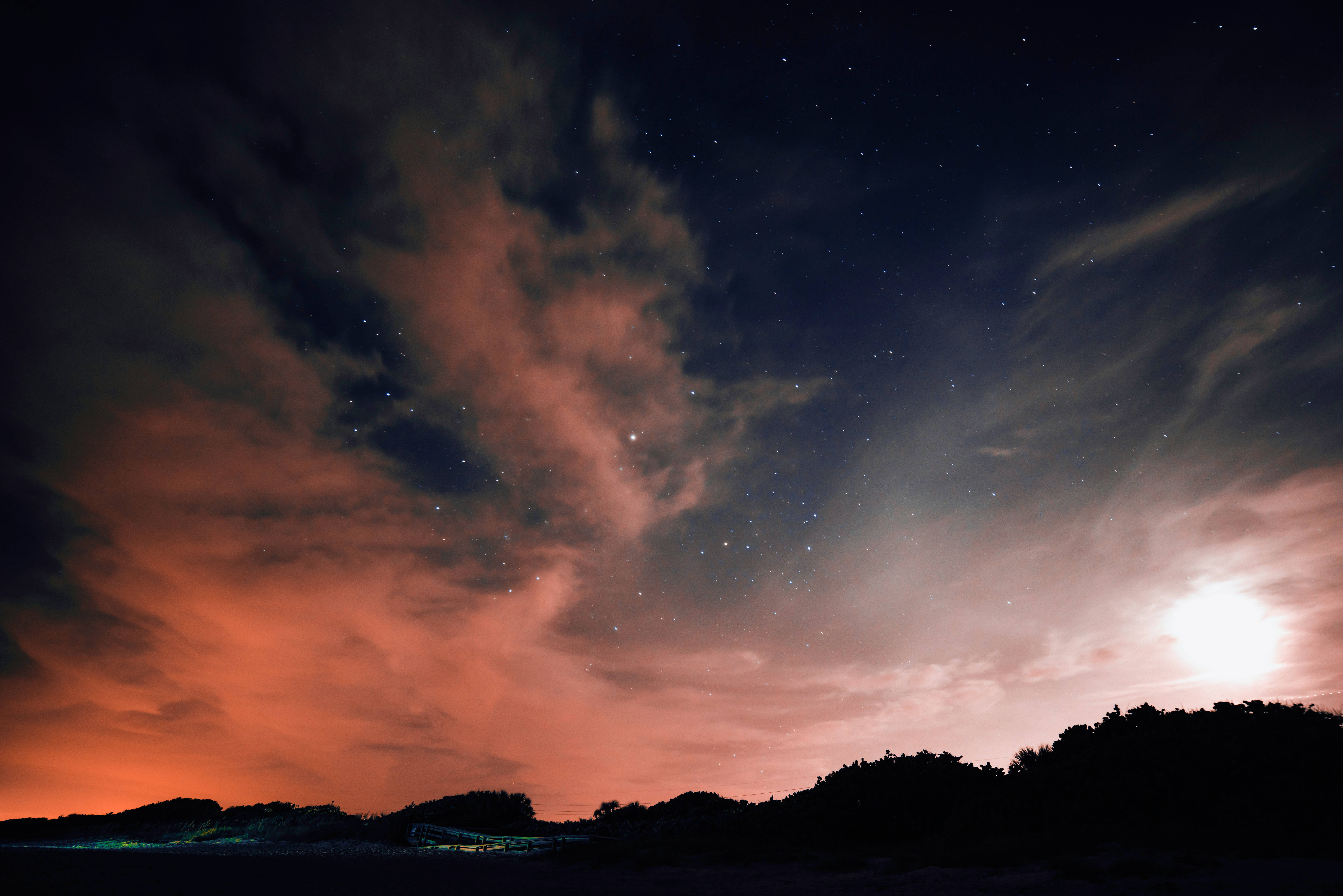 輝くピンクの夜空 壁紙