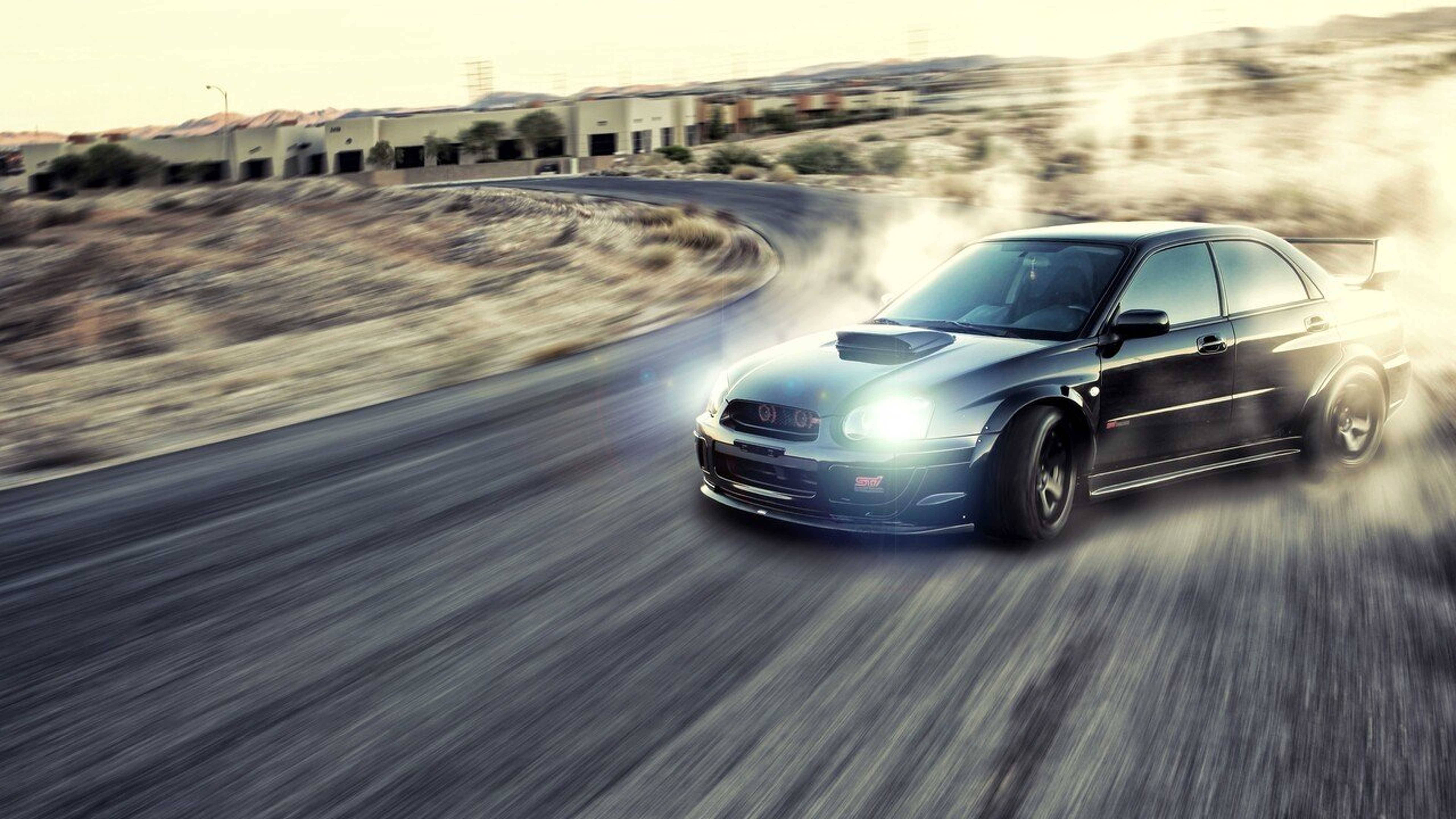 轟音を響かせるスバル・インプレッサWRXのドリフト走行 壁紙