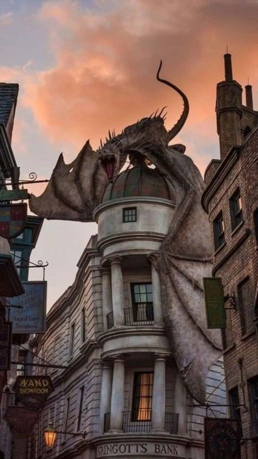 都市の建物の上にいるドラゴン 壁紙