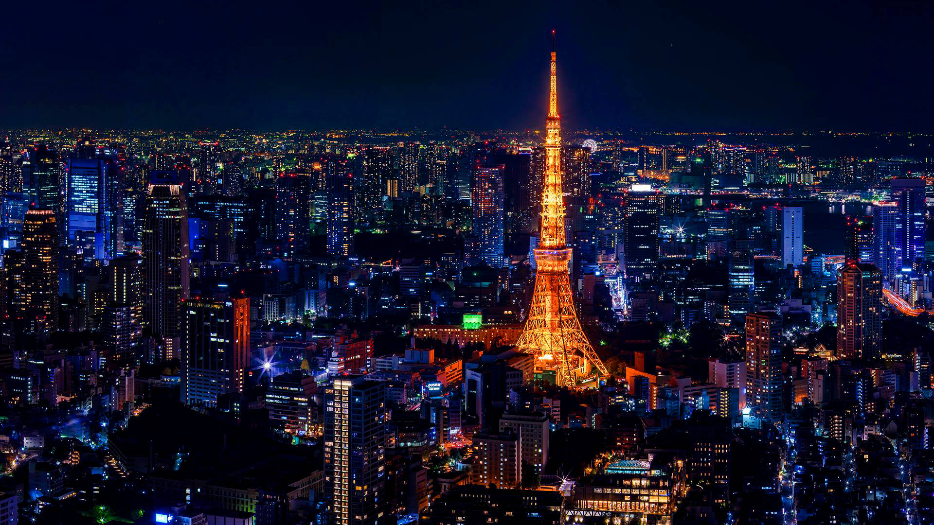 金色に輝く東京タワーとカラフルな街灯 壁紙