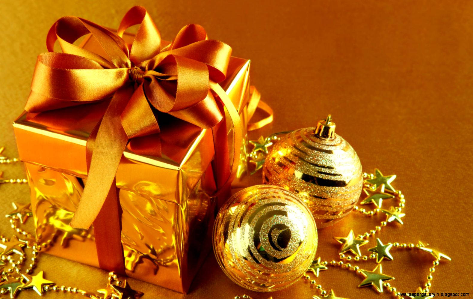 金色のクリスマスプレゼント 壁紙