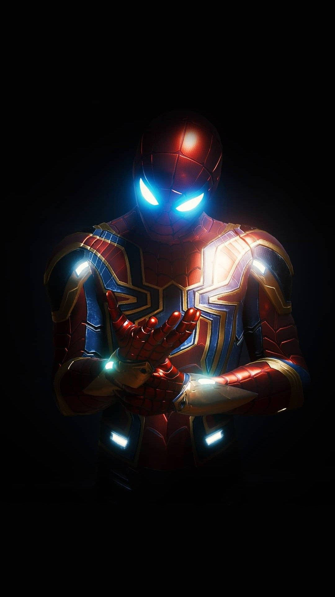 金属スーツを着て、青く光る目と異なるコスチュームのスパイダーマン マーベルスタジオ。 — スパイダーマン 壁紙