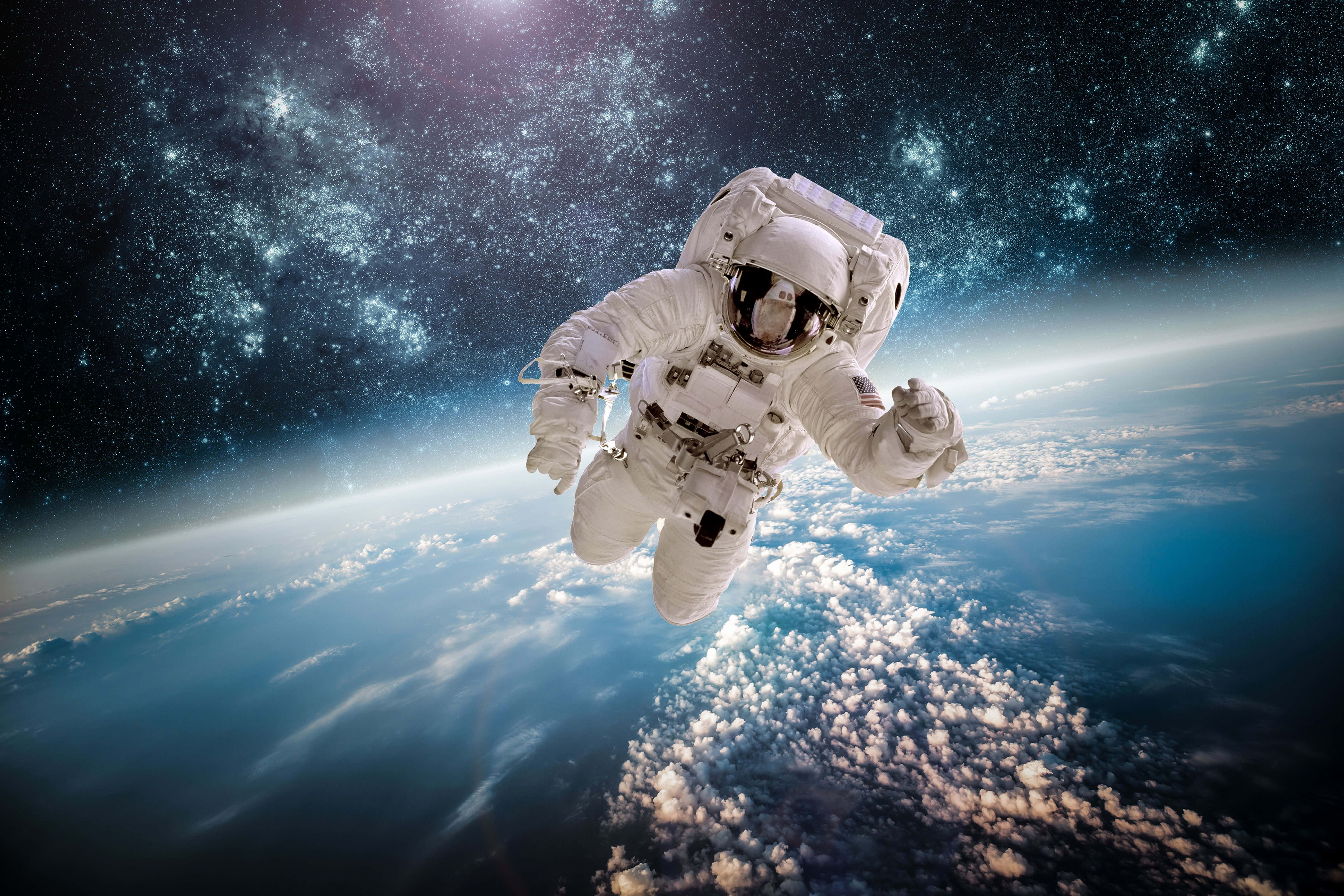 銀河に浮かぶ宇宙飛行士のデスクトップ 壁紙