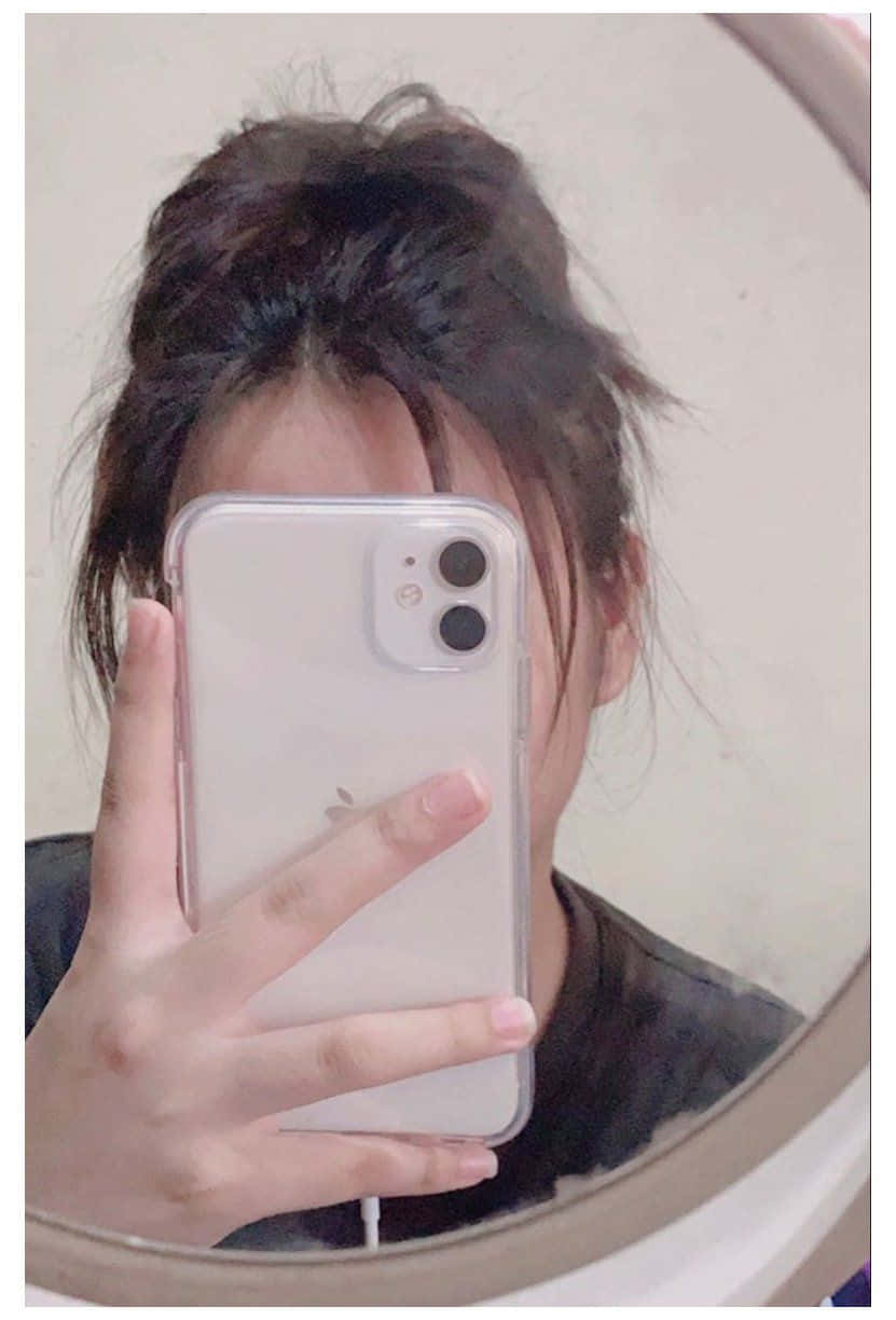 鏡で自撮りする女性 壁紙