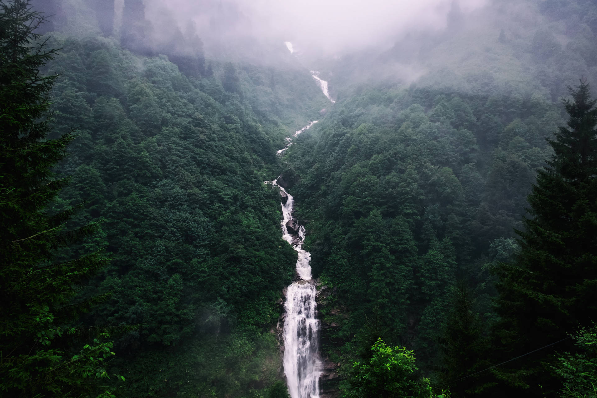 長い滝の空中写真の壁紙