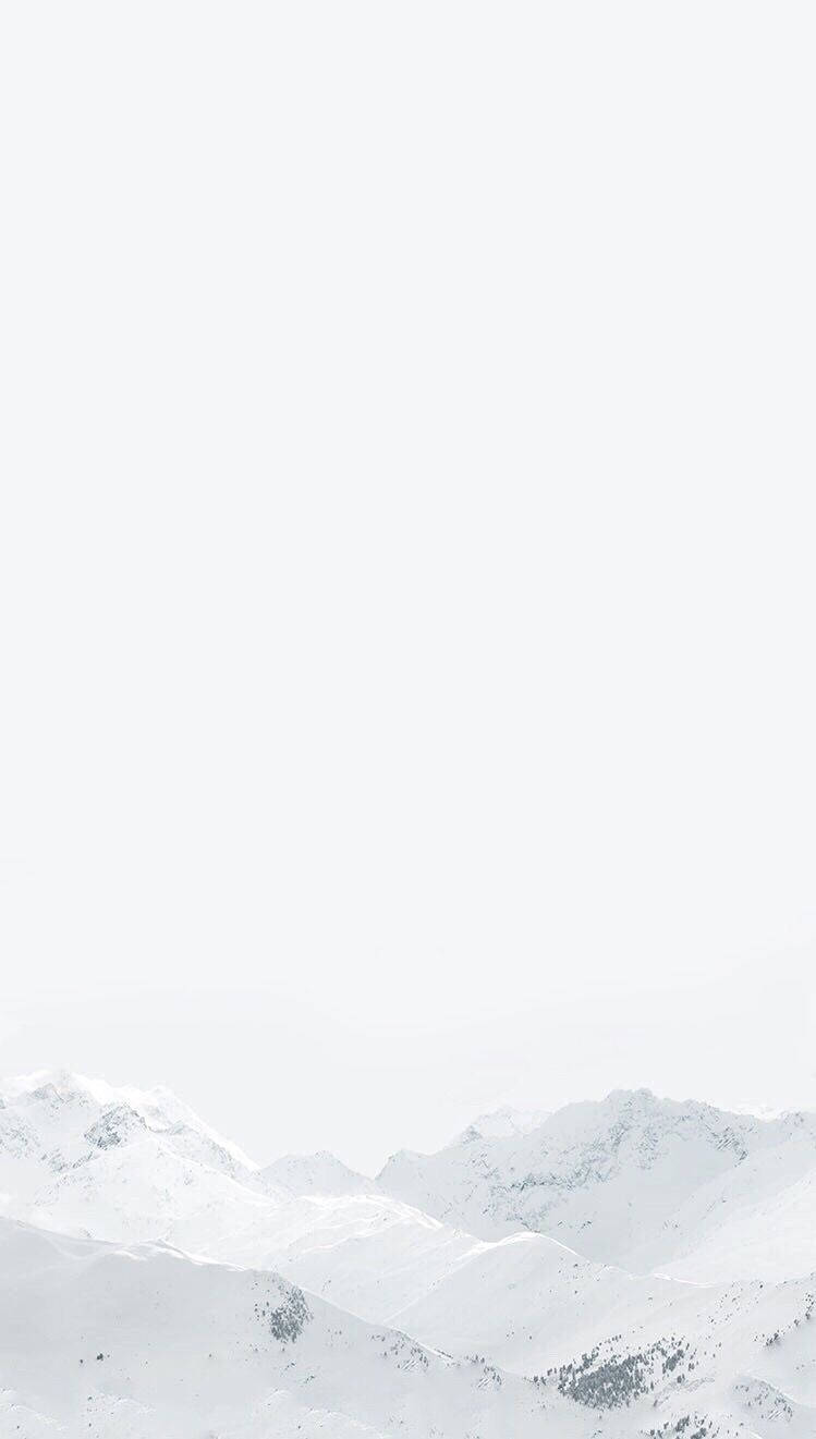 雄大な白い雪を頂いた山 壁紙