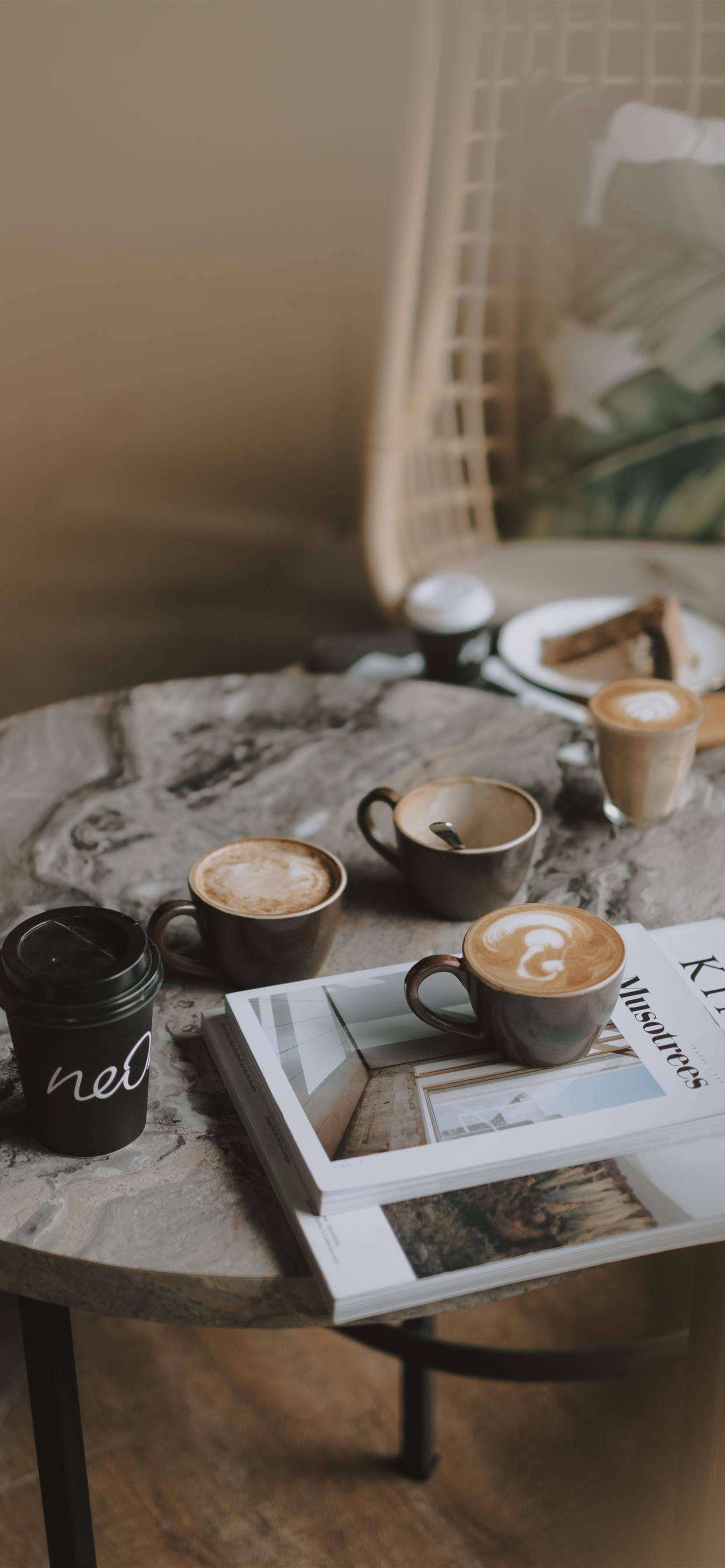 雑誌とコーヒーカップのエステティック 壁紙