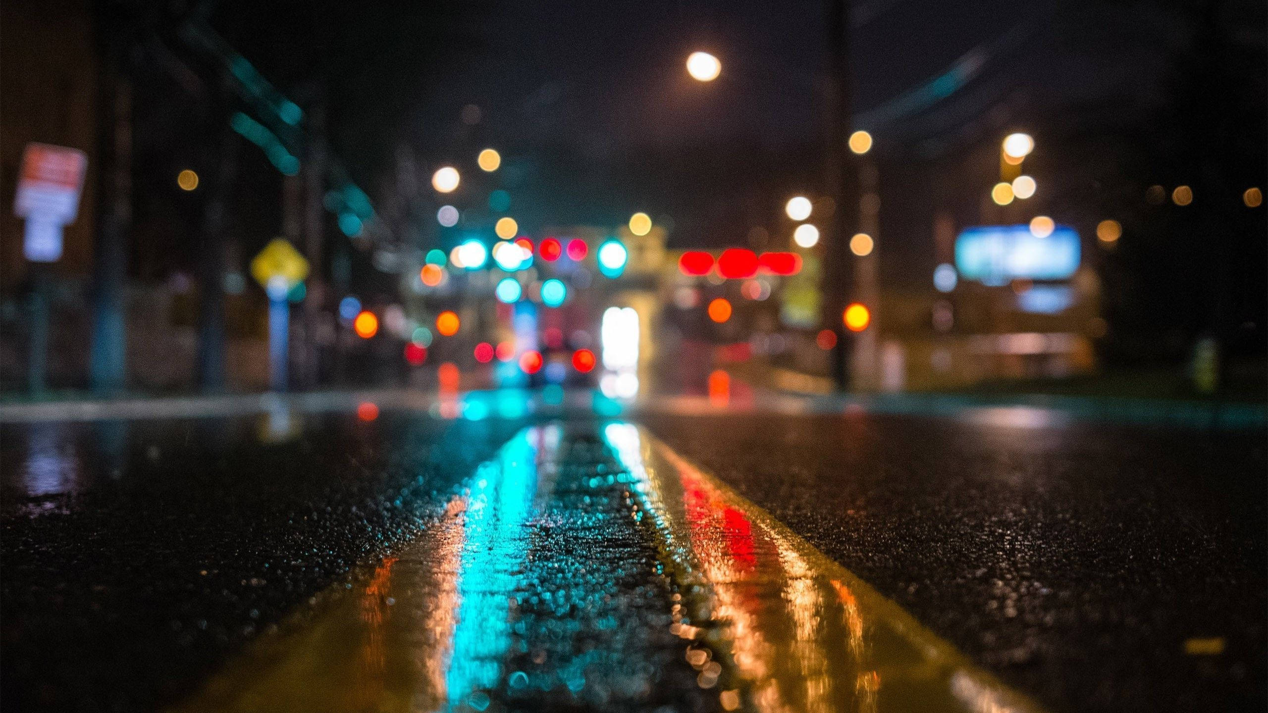 雨の中のぼやけた夜の通り 壁紙
