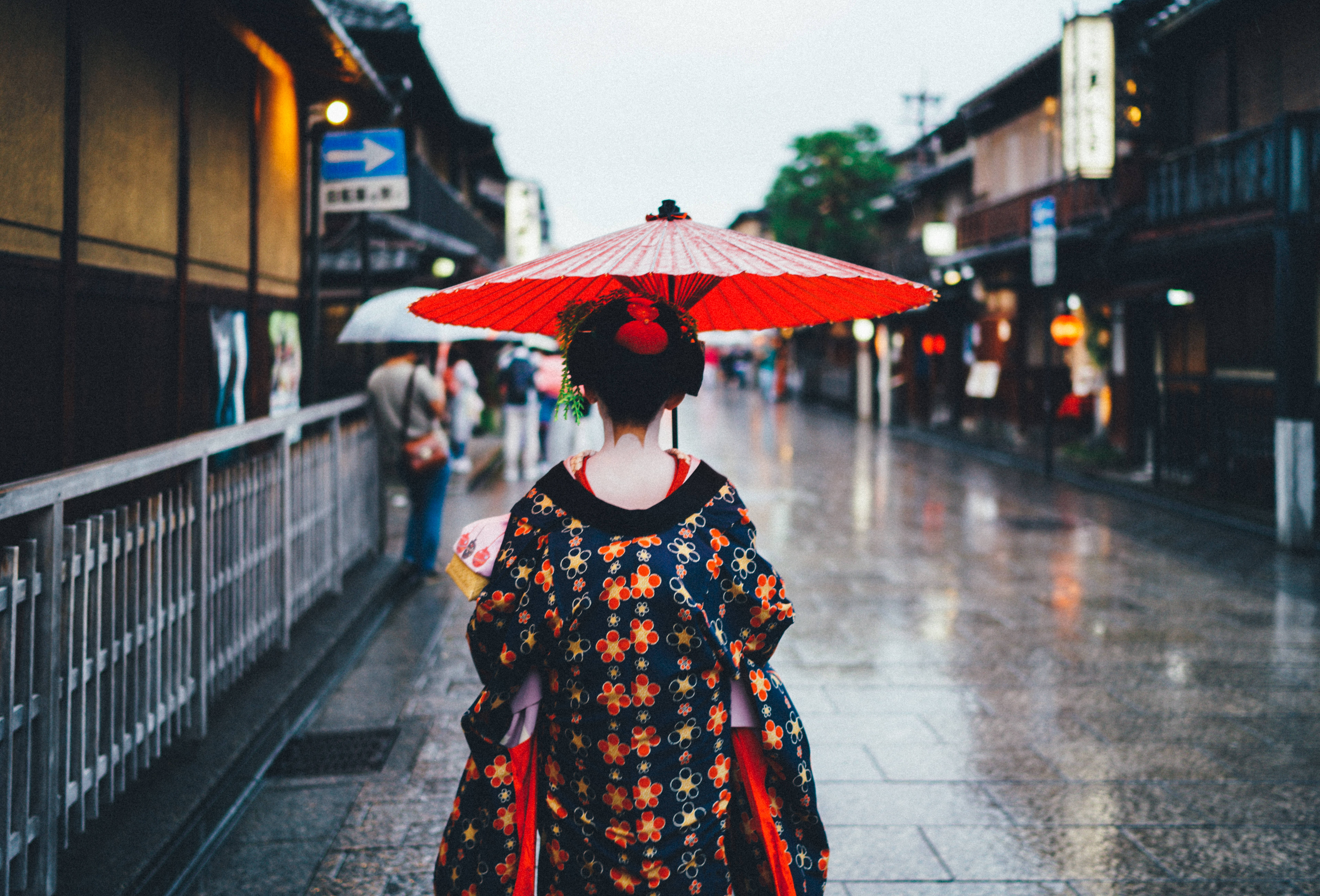 雨の中の日本の芸者 HD 壁紙