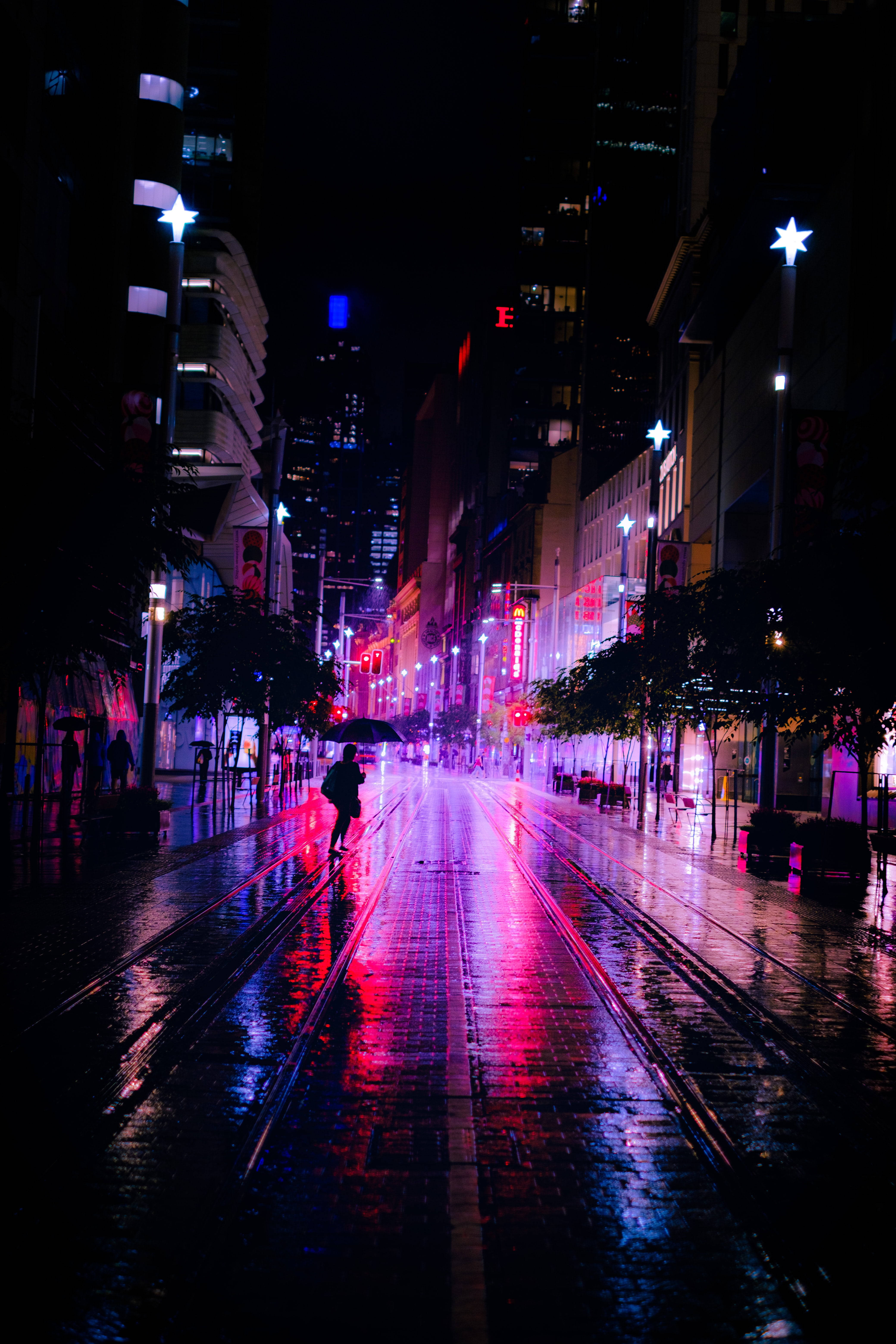 雨の中の暗いネオンシティ 壁紙